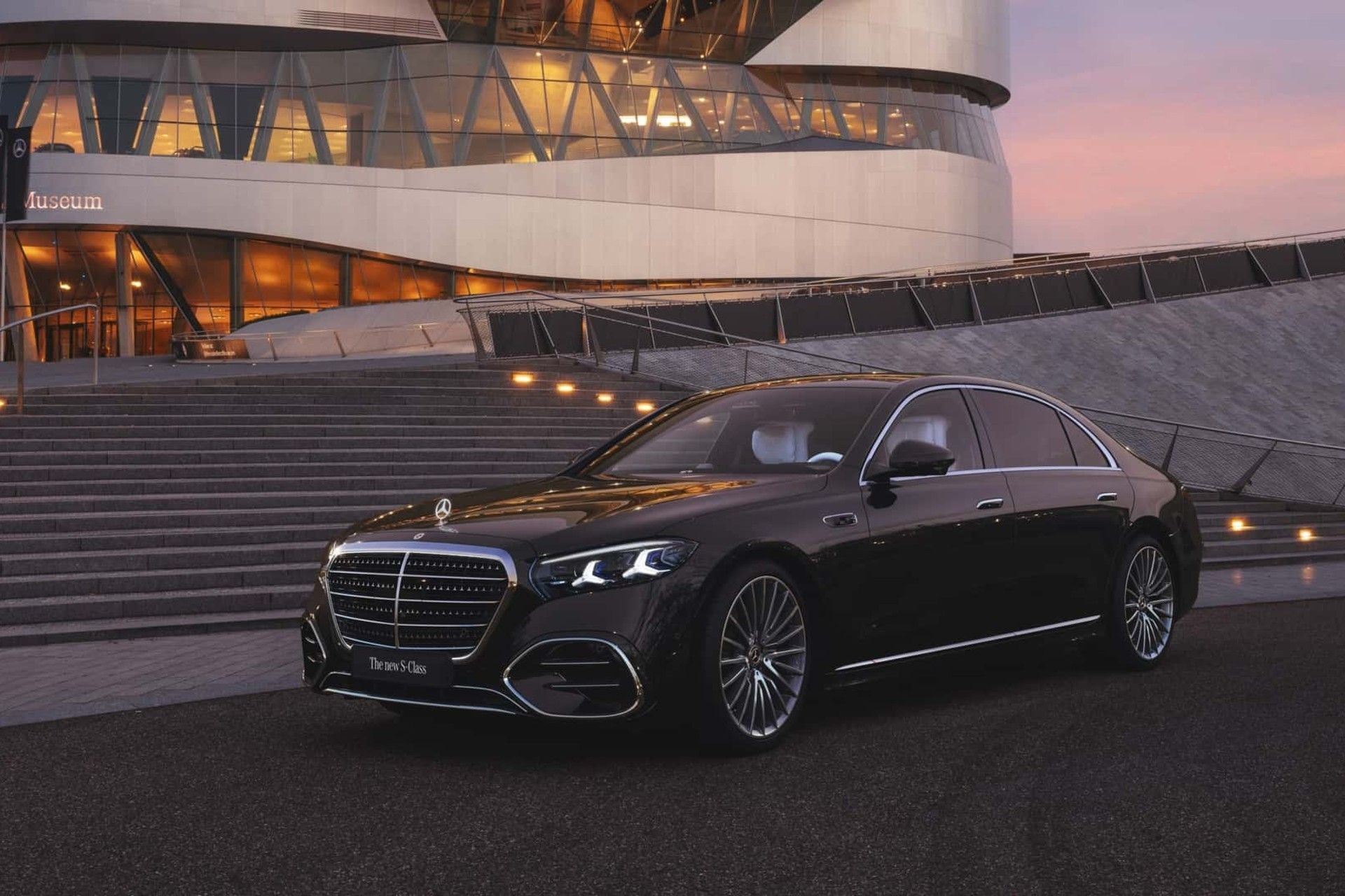 نمای سه‌چهارم جلو خودرو مرسدس اس کلاس ۲۰۲۷ مقابل ساختمان موزه