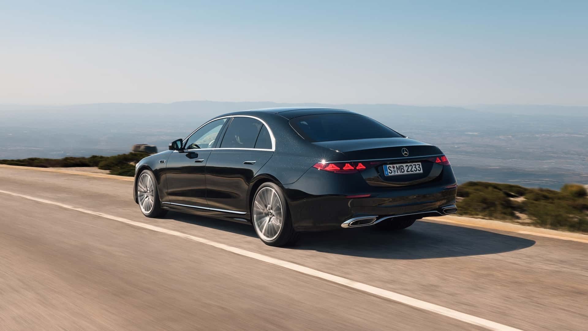 نمای سه‌چهارم عقب خودرو مرسدس اس کلاس ۲۰۲۷