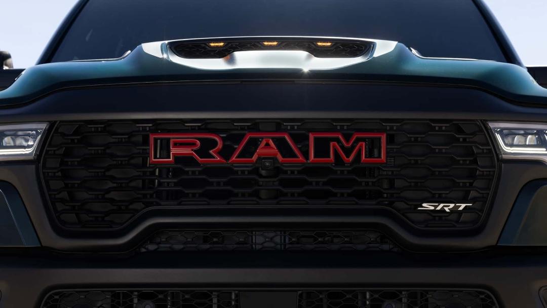 لوگو RAM روی جلوپنجره خودرو رم TRX 1500