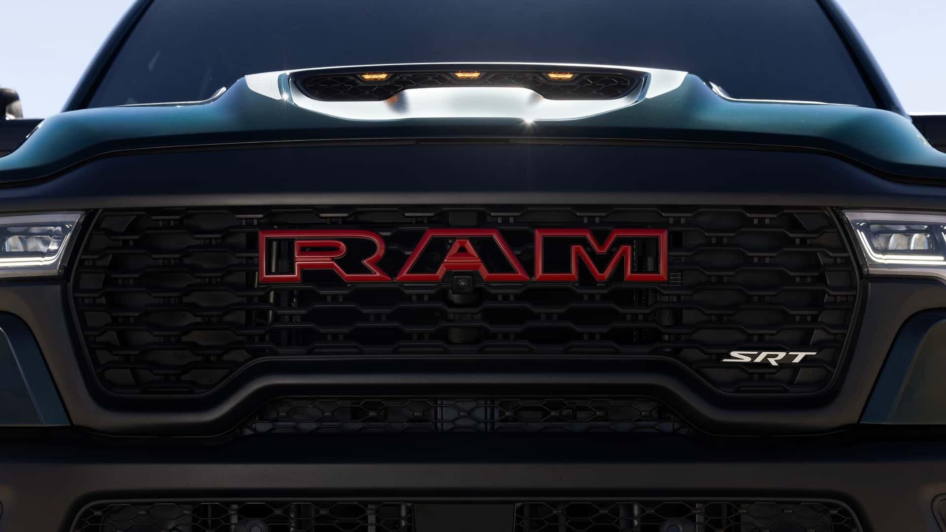 لوگو RAM روی جلوپنجره خودرو رم TRX 1500