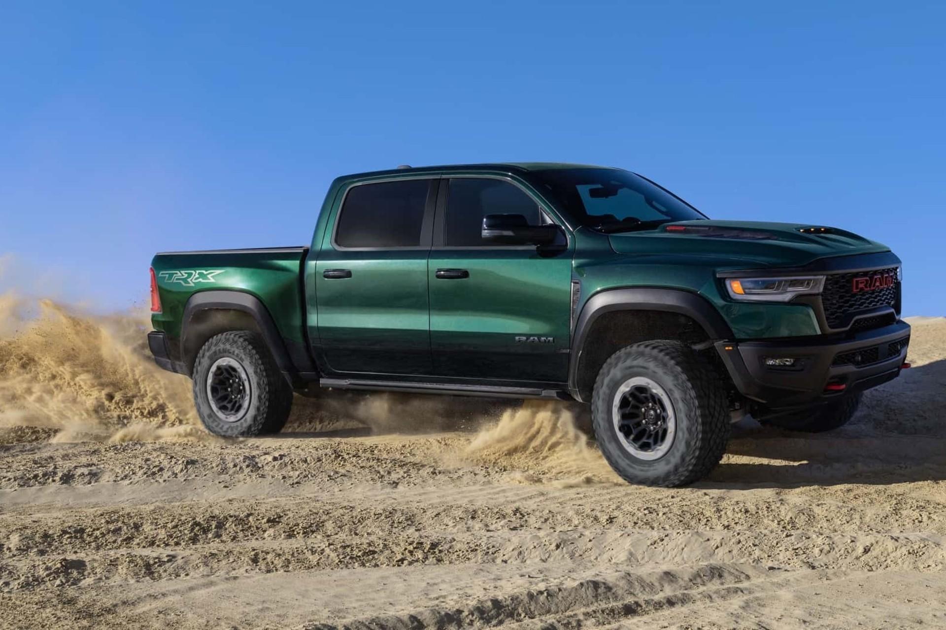 نمای سه‌چهارم جلو خودرو رم TRX 1500