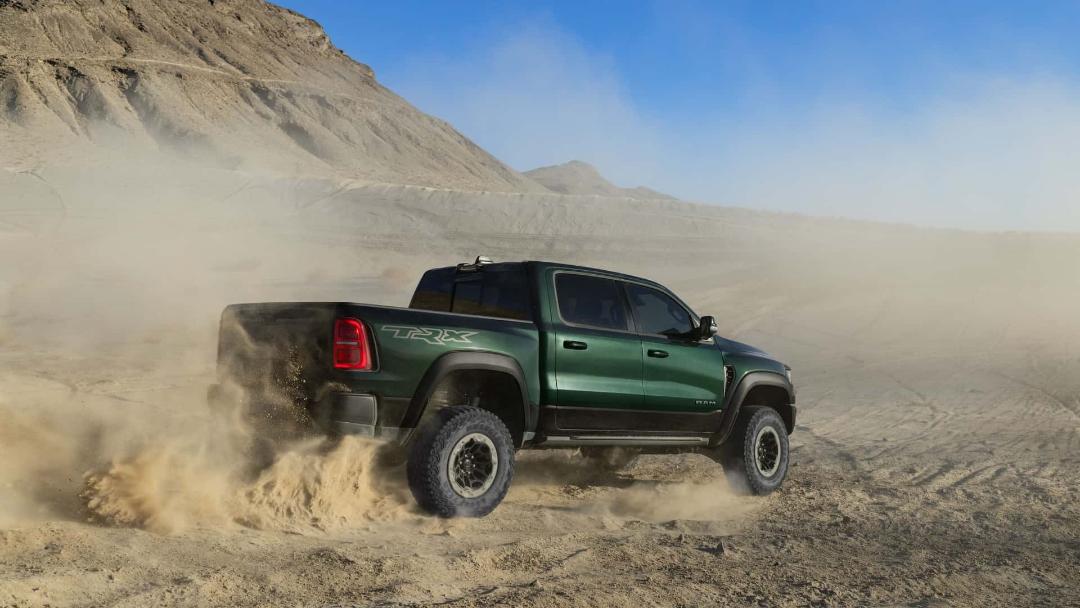 نمای سه‌چهارم عقب خودرو رم TRX 1500