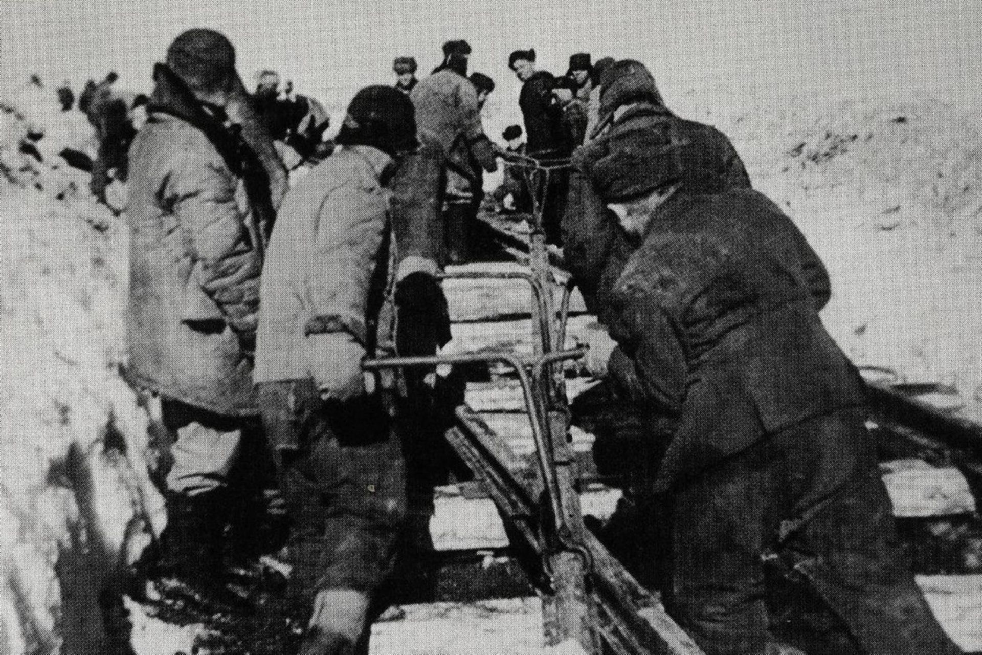 کارگران راه‌آهن سراسری سیبری در حال کار