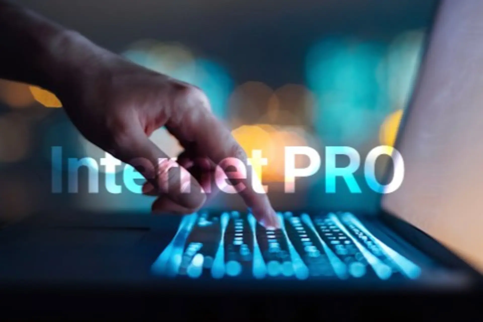 یک دست روی کیبرد لپ‌تاپ و نوشته اینترنت پرو