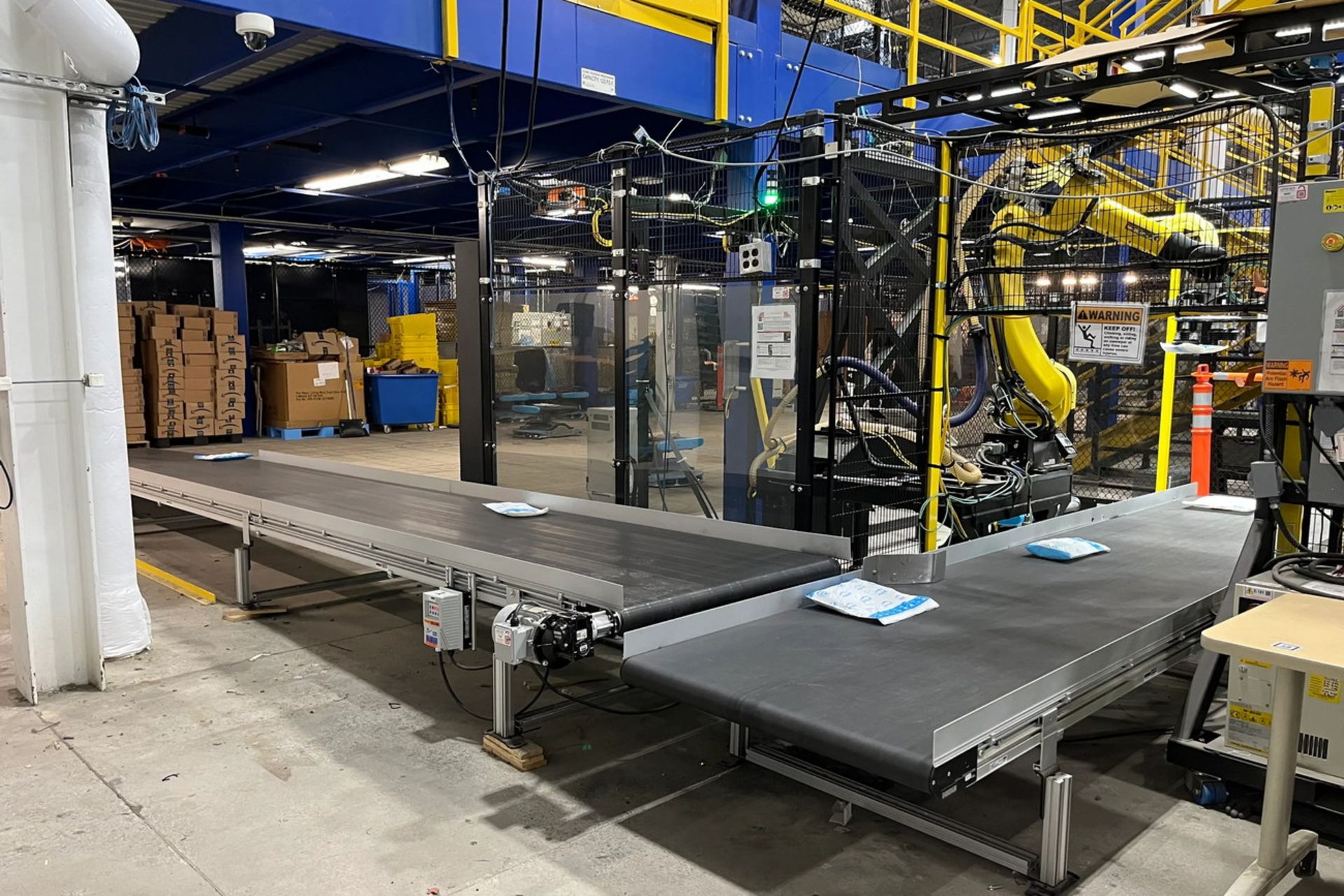 بازوی رباتیکی Robin شرکت آمازون در کارخانه