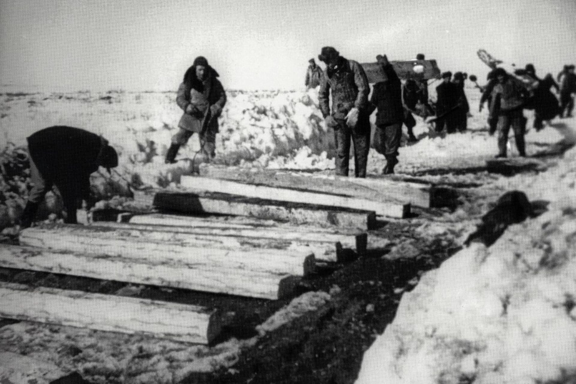 کارگران راه‌آهن سراسری سیبری در حال کار