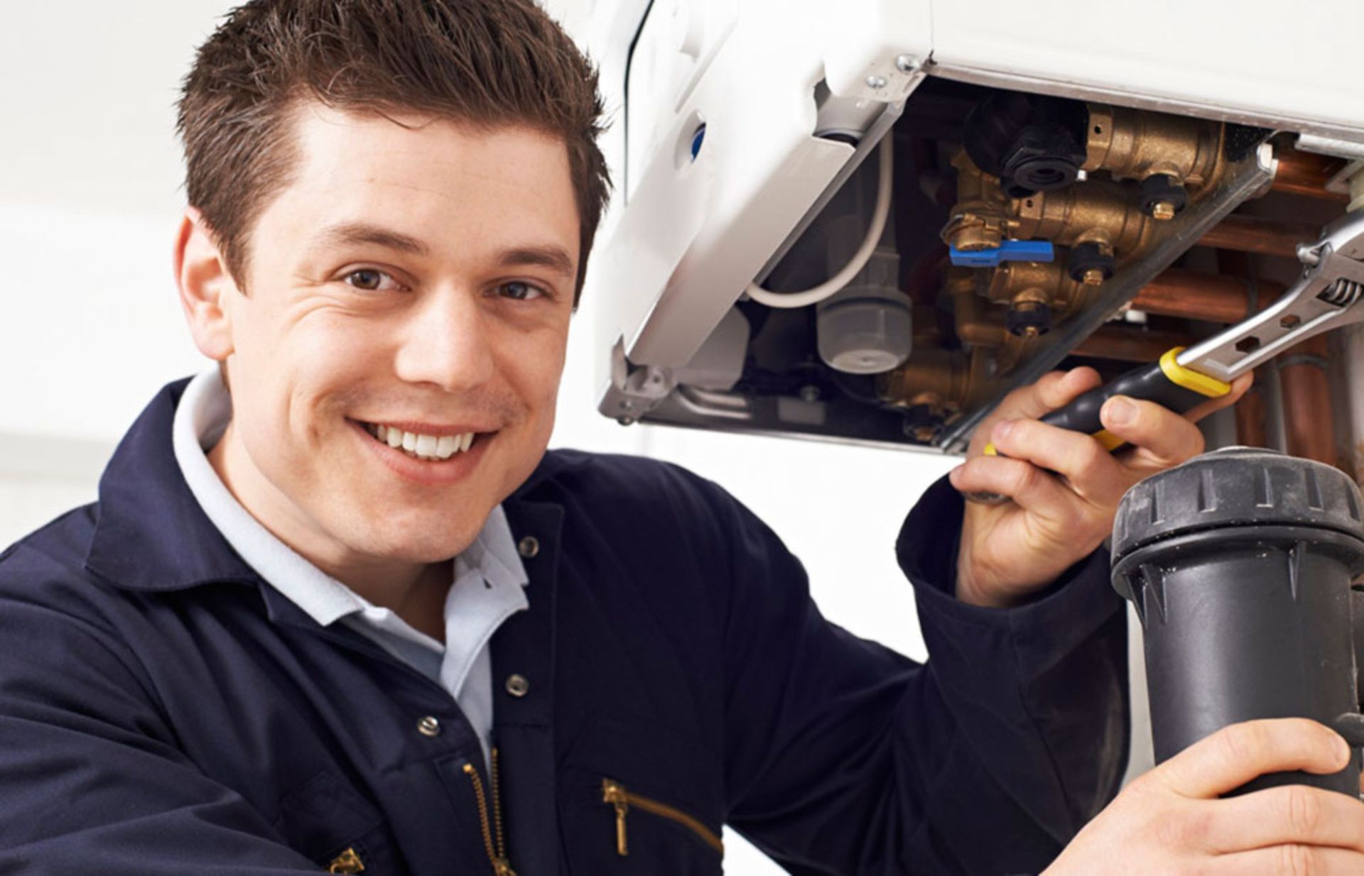 بررسی صافی پکیج توسط تکنسین آقا