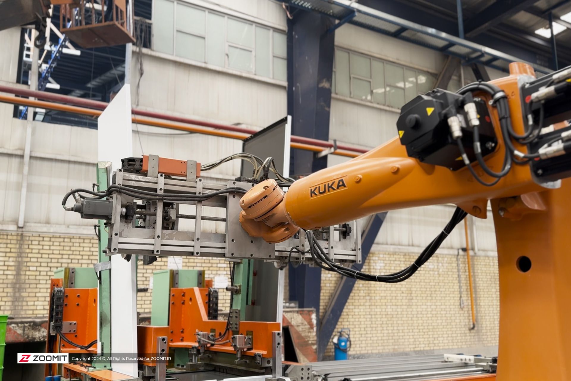 ربات KUKA در کارخانه‌ی پاکشوما