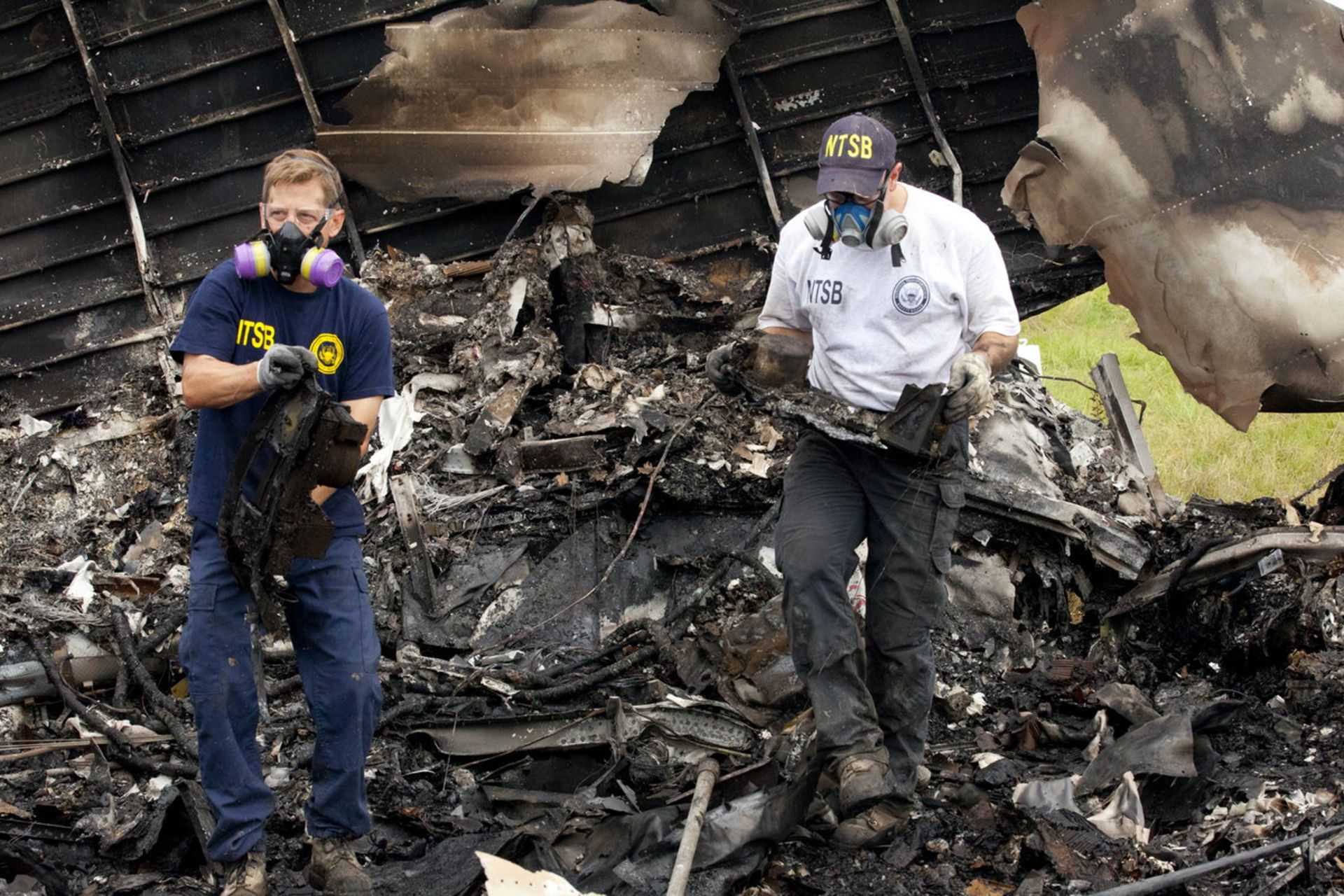 پیدا کردن جعبه سیاه در میان آوار