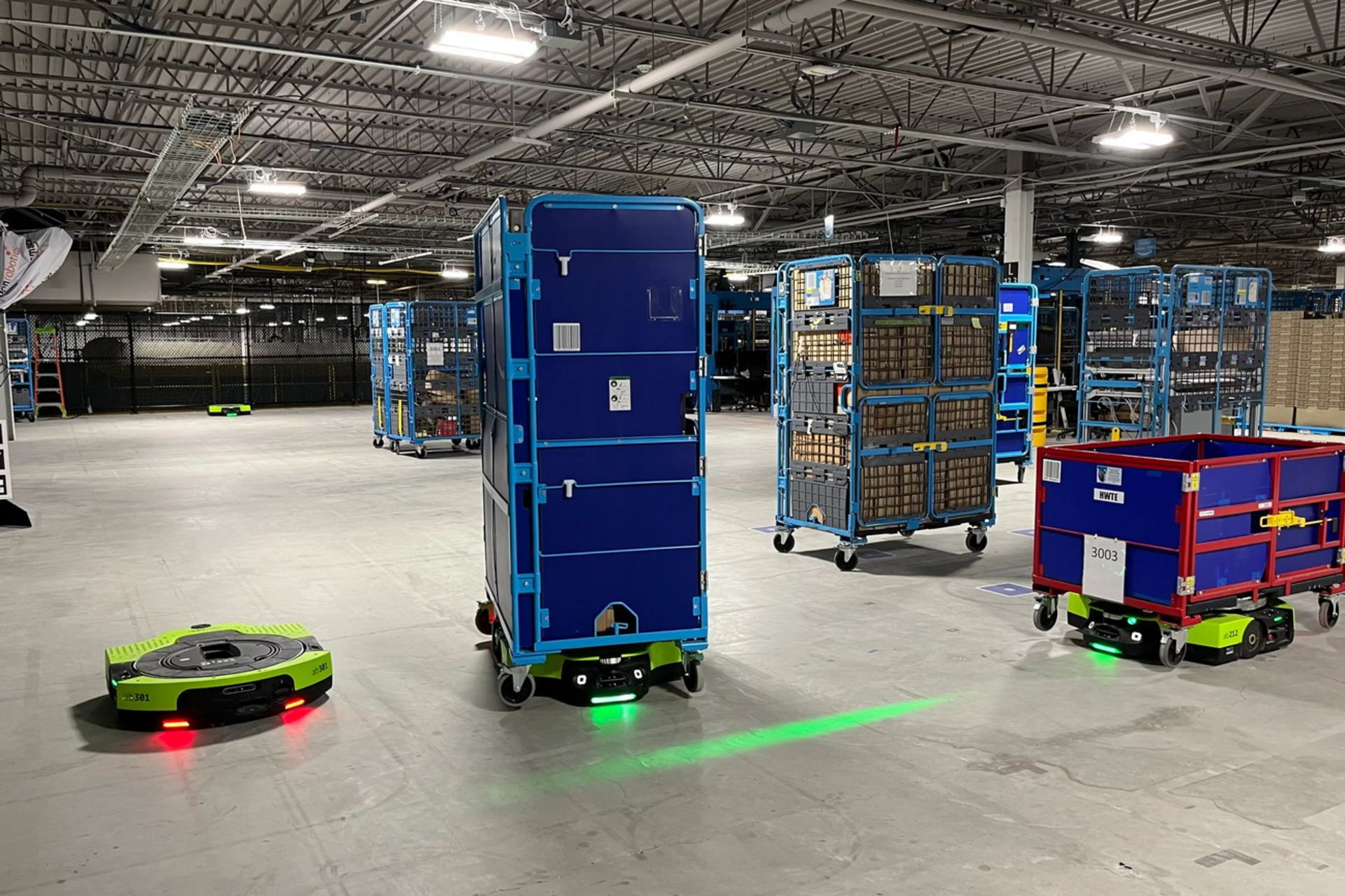 ربات Proteus آمازون در حال تمرین جابه‌جایی چرخ‌دستی‌ها