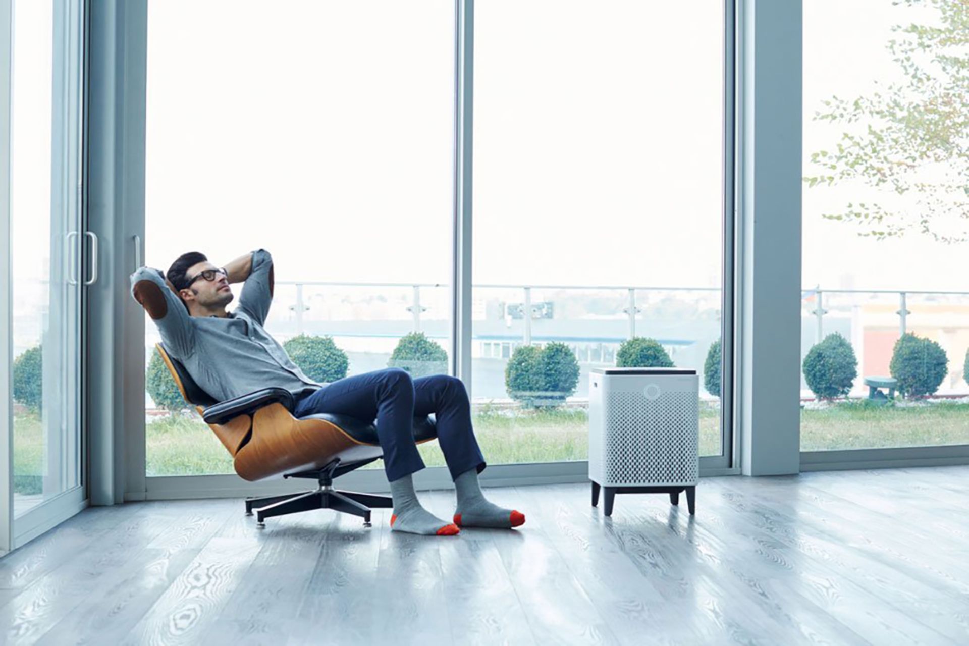 استفاده از دستگاه تصفیه هوا در منزل توسط کاربر آقا