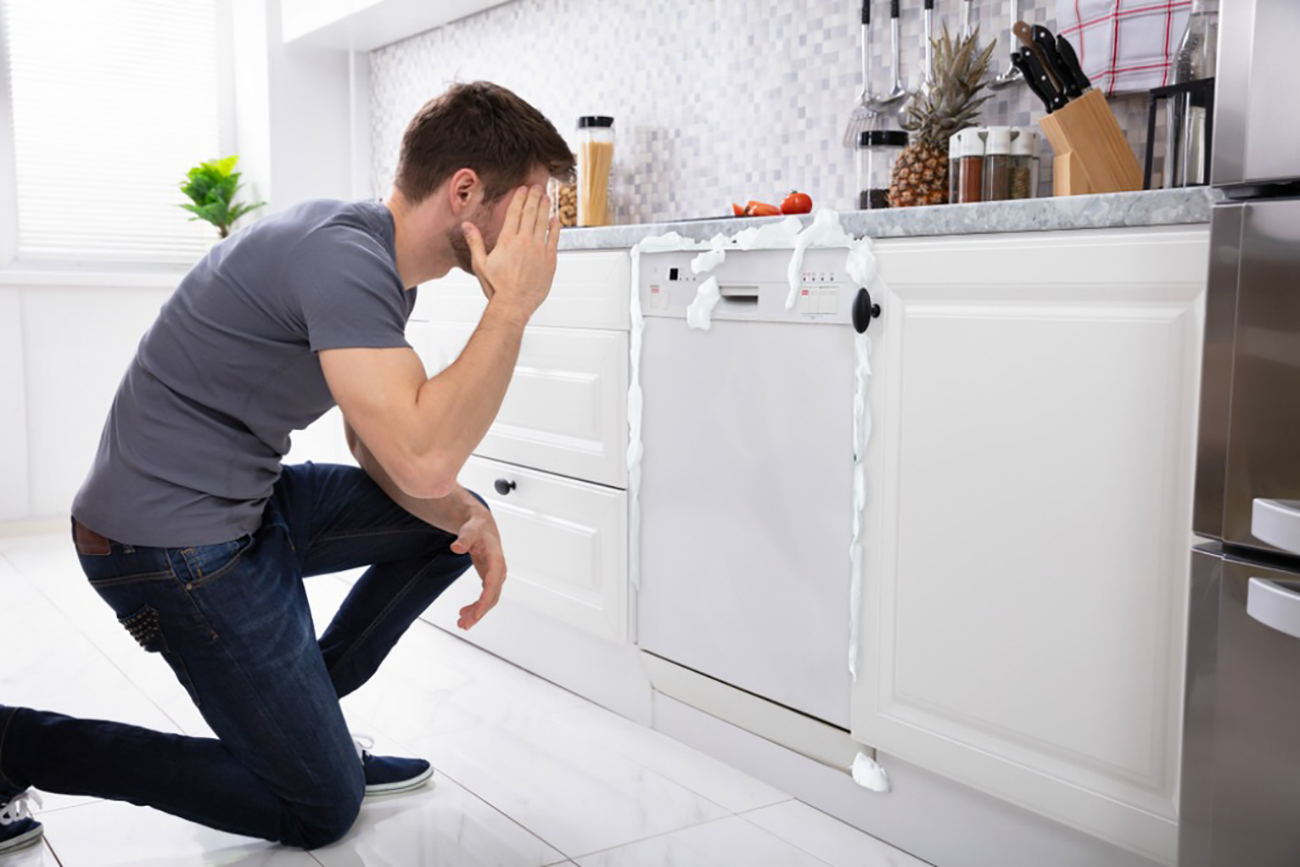 ۷ علت اصلی نشت آب از بدنه ماشین ظرفشویی