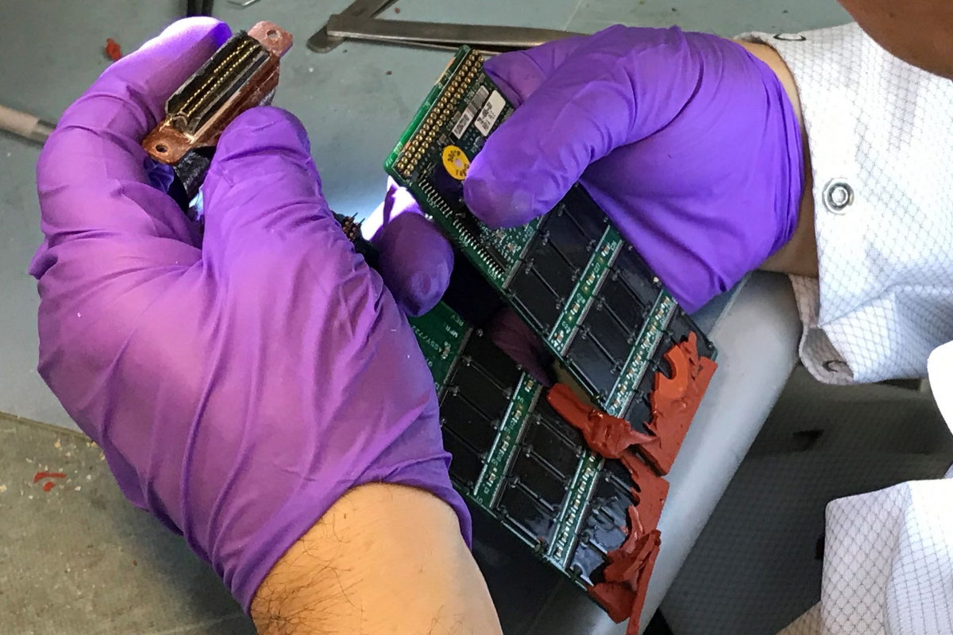 بررسی حافظه‌های ضبط‌کننده صدای کابین خلبان پرواز