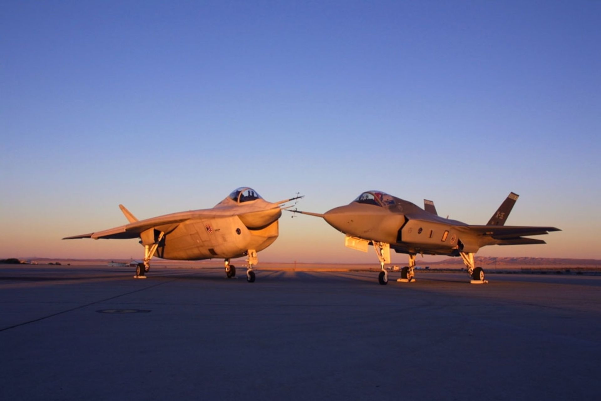 دو جنگنده X-32 و X-35 در یک قاب غروب