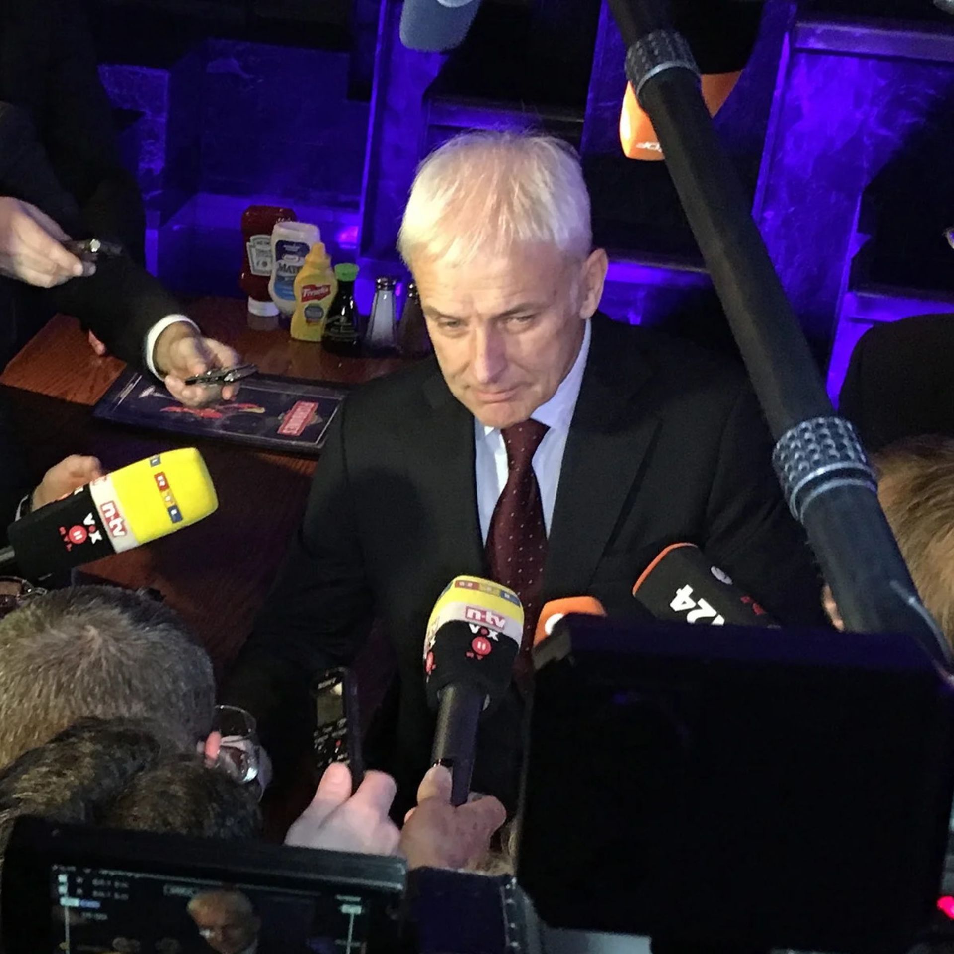 ماتیاس مولر مدیرعامل سابق فولکس‌واگن در در برابر خیرنگاران از مردم عذرخواهی می‌کند