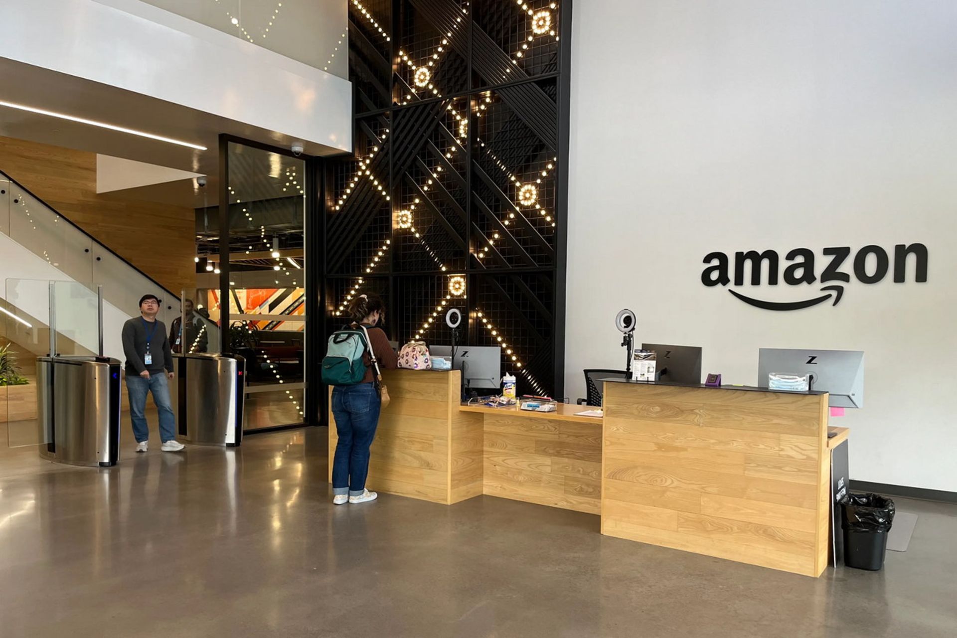  دفاتر اداری و آزمایشگاه‌های تحقیق و توسعه مرکز رباتیک آمازون