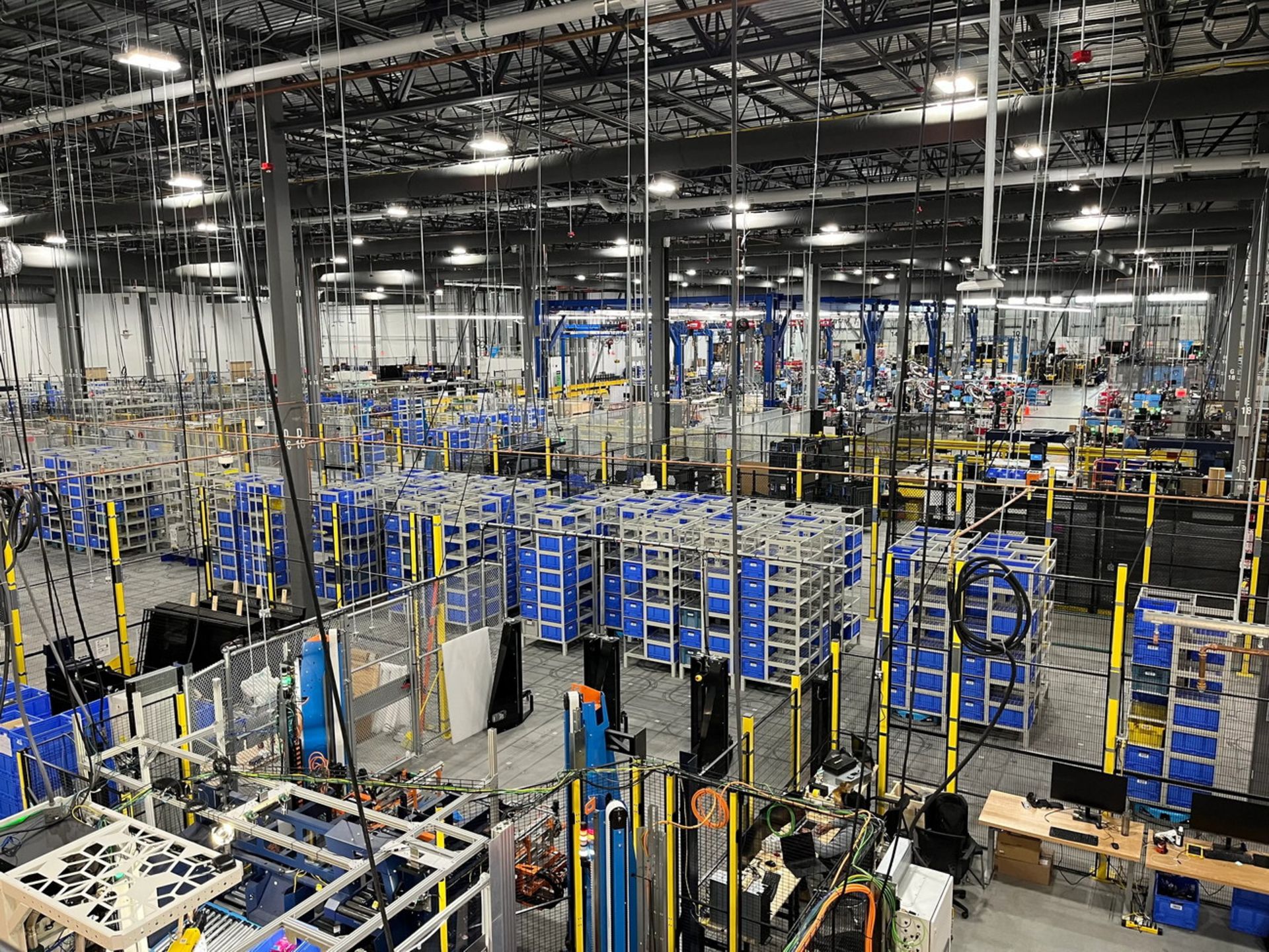  داخل کارخانه‌ی وست‌بورو آمازون از نمای نیم طبقه