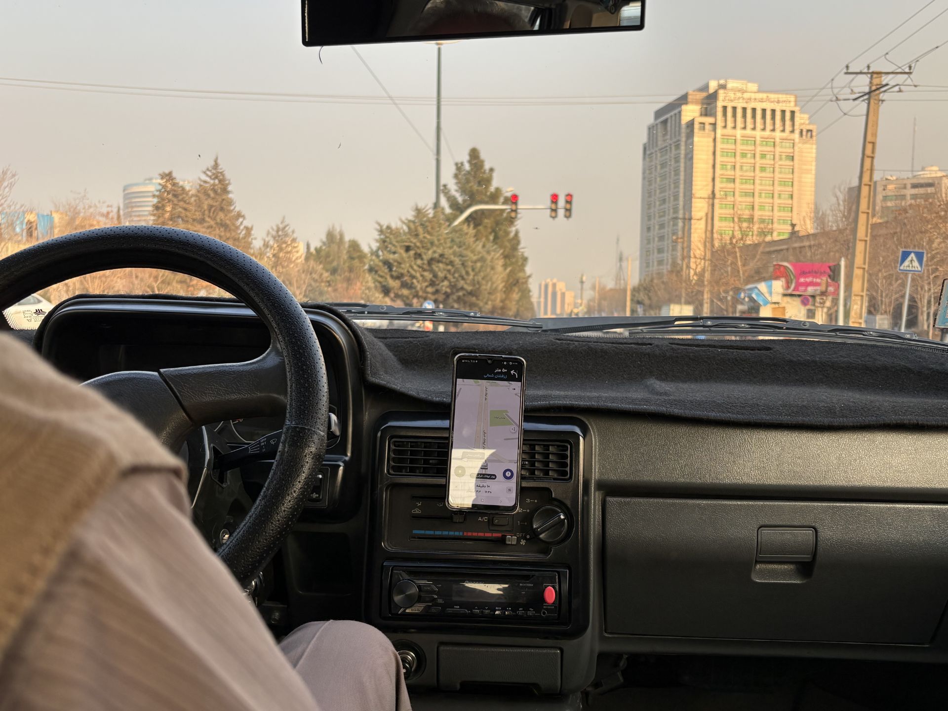 نقشه نشان در یک ماشین پشت چراغ قرمز