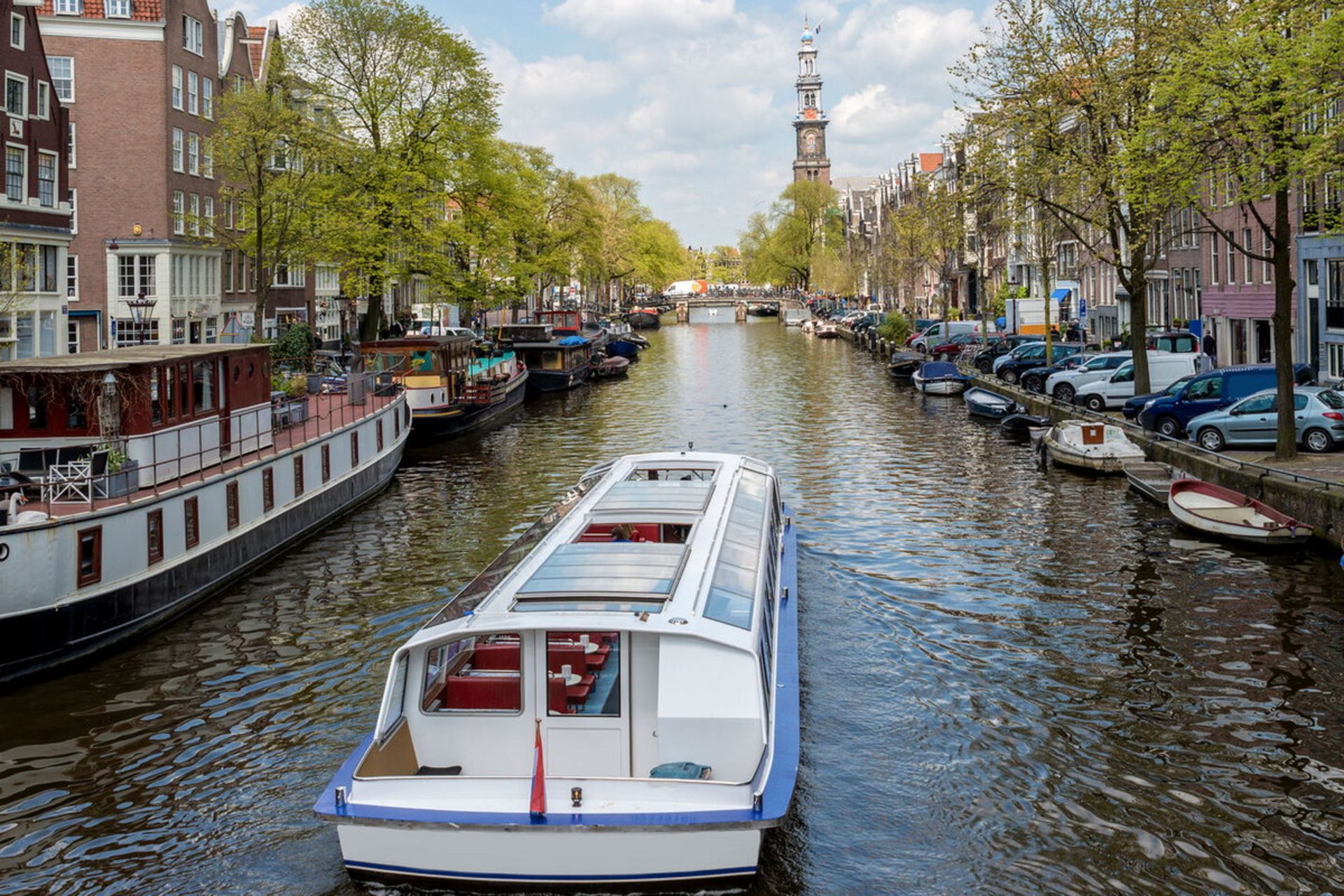 قایقی در حال عبور از کانال شهری آمستردام