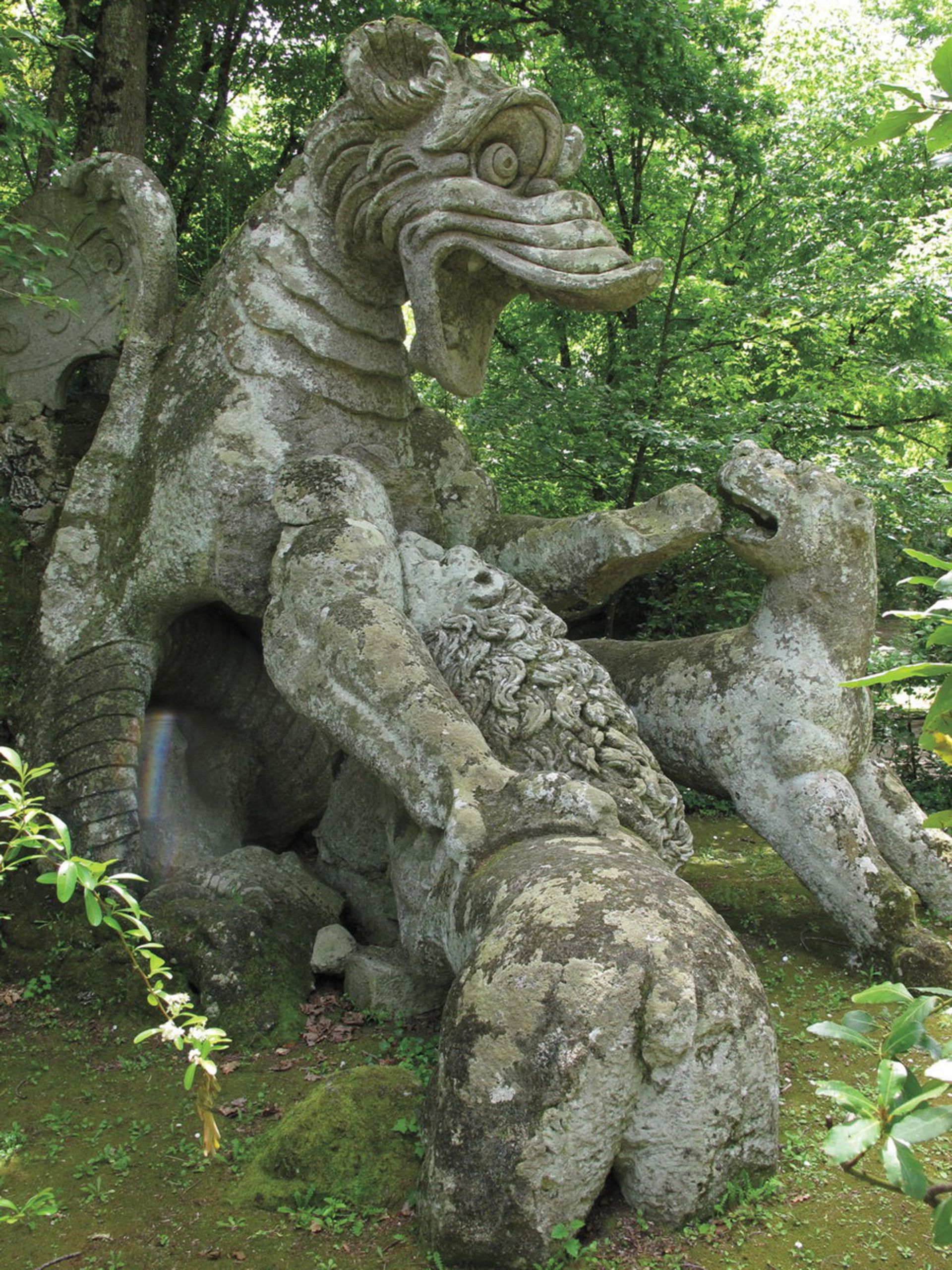 مجسمه شیر و اژدها در پارک ساکرو بوسکو ایتالیا