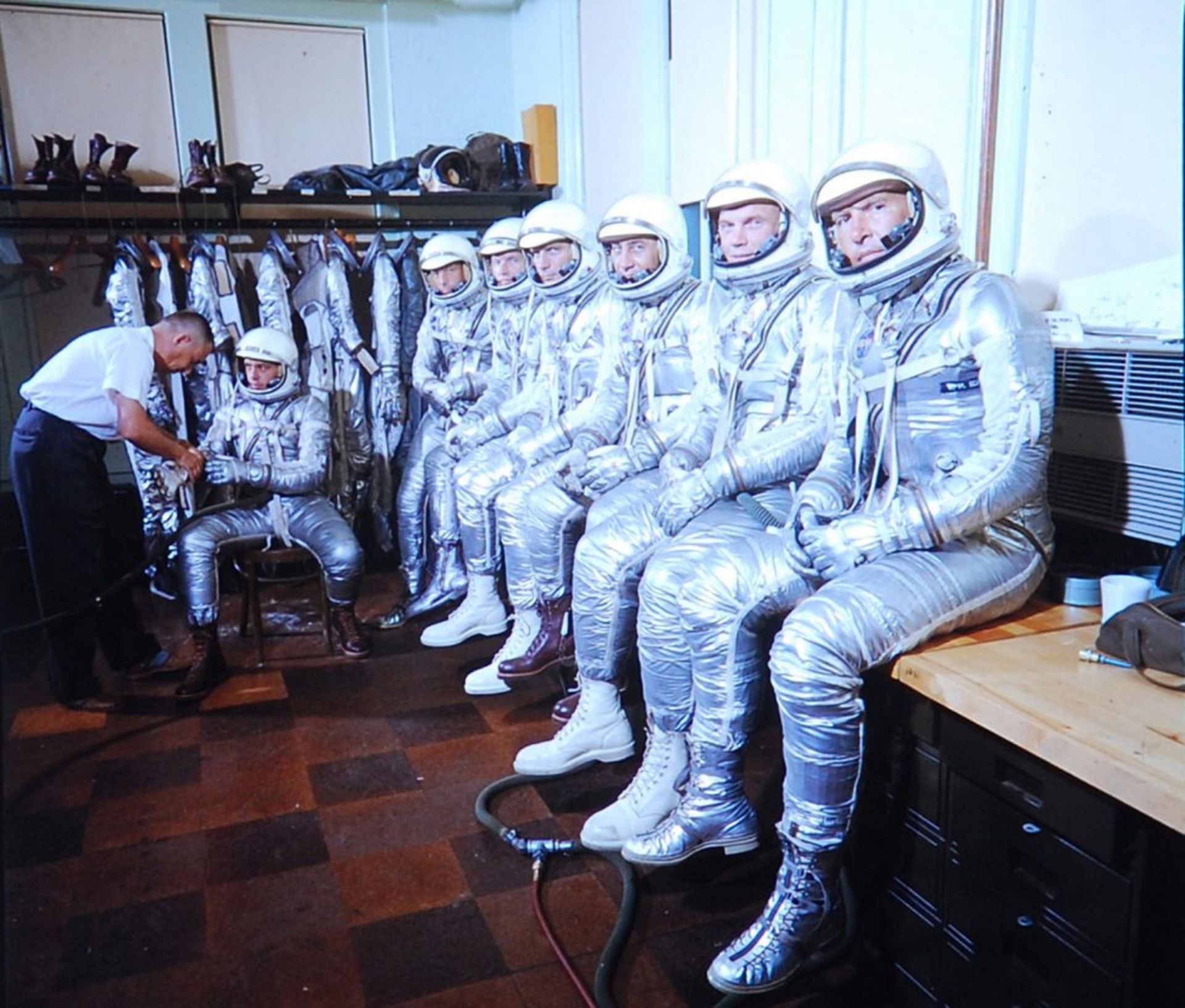 فضانوردان پروژه مرکوری با لباس‌های فشار جدید در پایگاه نیروی هوایی لانگلی ویرجینیا، ۱۹۶۰