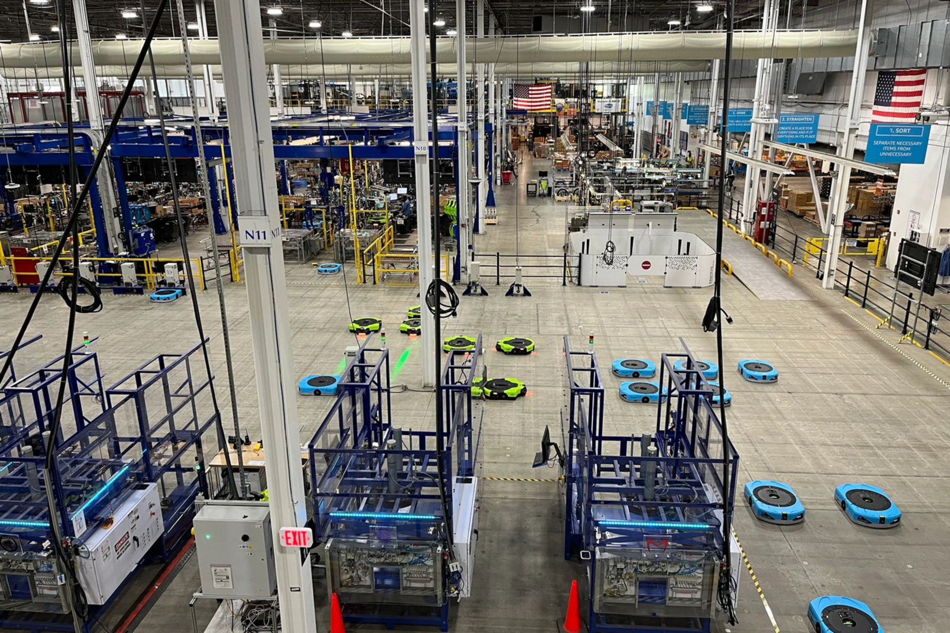 نمای داخلی کارخانه تولید ربات آمازون: تاسیسات مونتاژ و ربات‌ها روی زمین