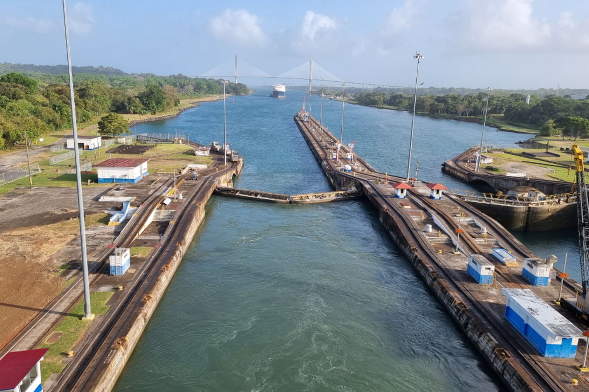 مراحل عملکرد قفل دریای پاناما: پر شدن محفظه آب