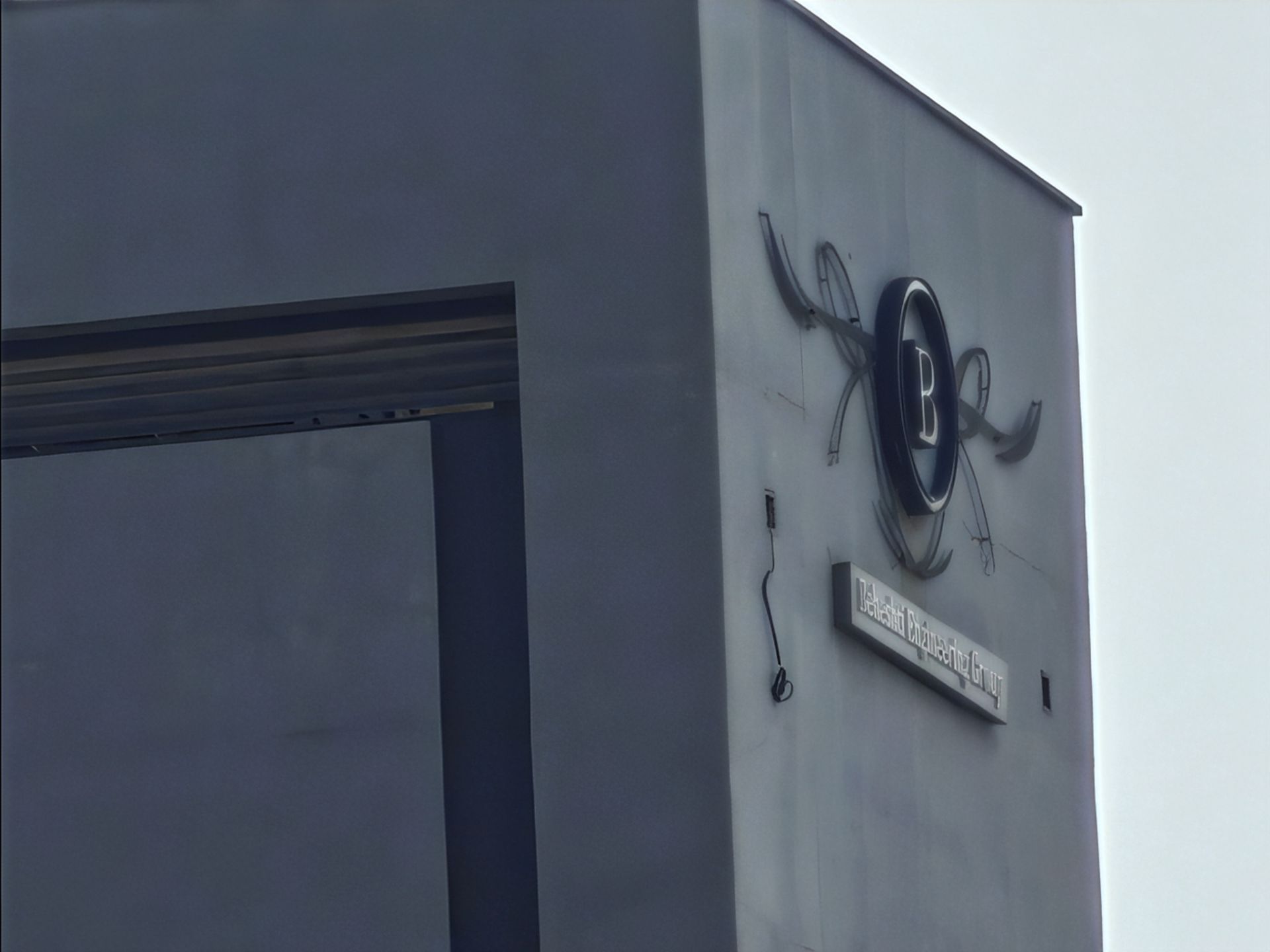 نمای خاکستری ساختمانی در بزرگراه مدرس تهران