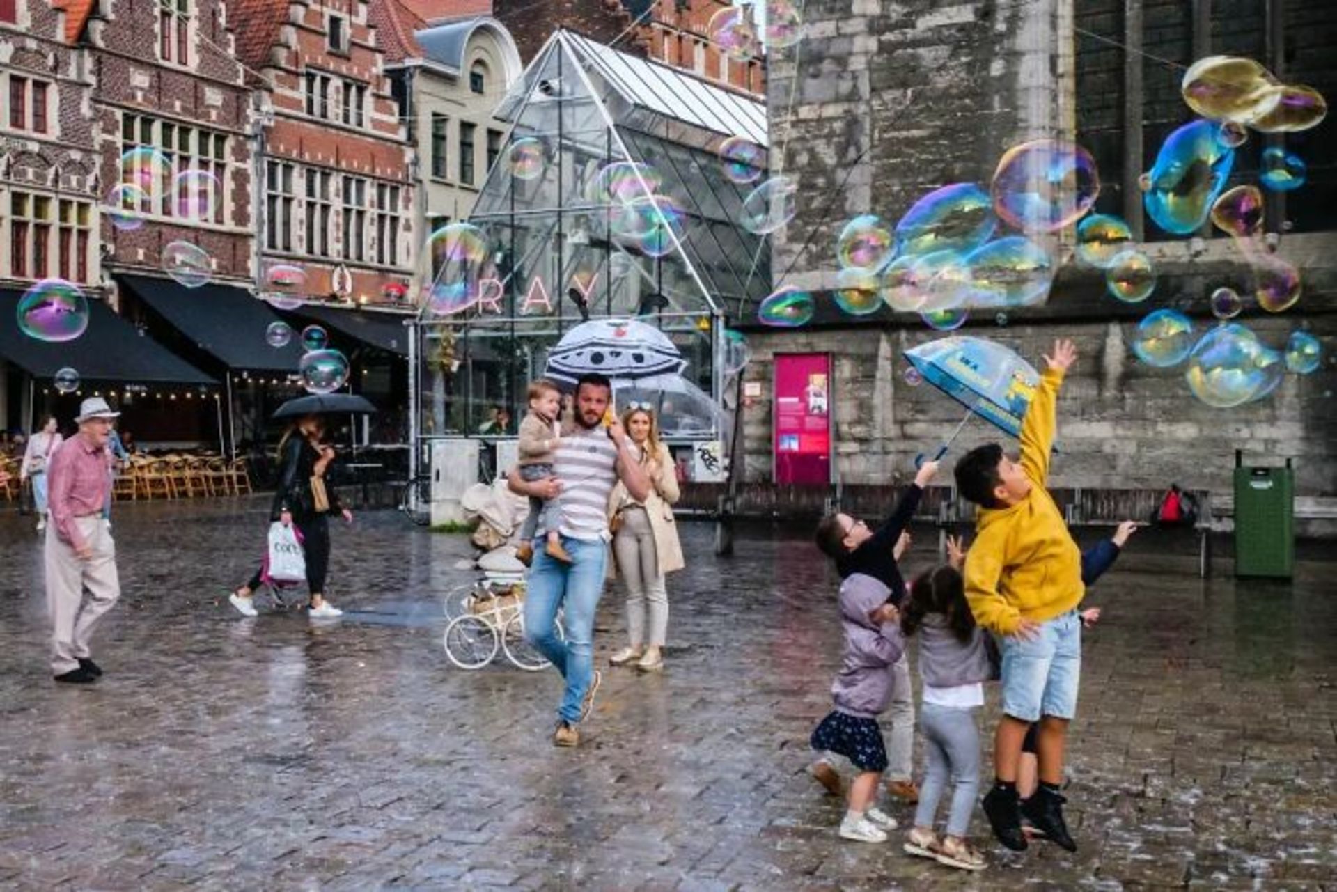 مردم در حال حباب بازی در خیابان 