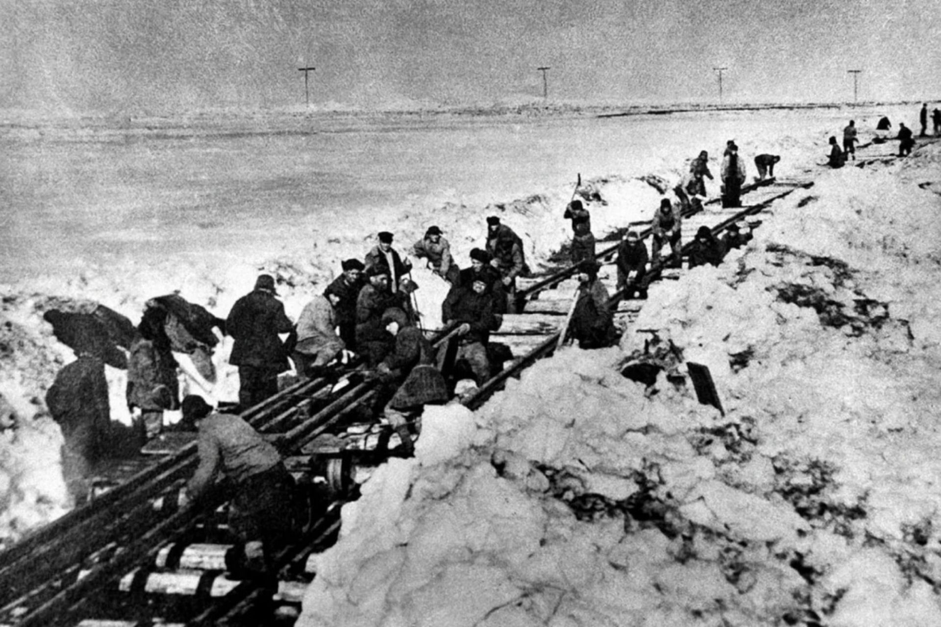 زندانیان تبعیدی در حال کار روی راه‌آهن سراسری سیبری در زمستان