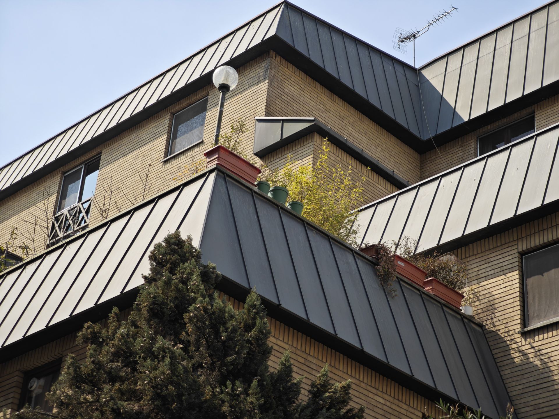 نمای شیروانی خانه معروف جردن