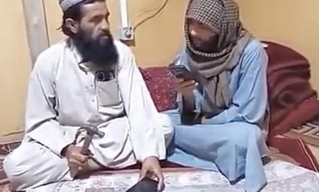 شکستن گوشی با چکش در افغانستان