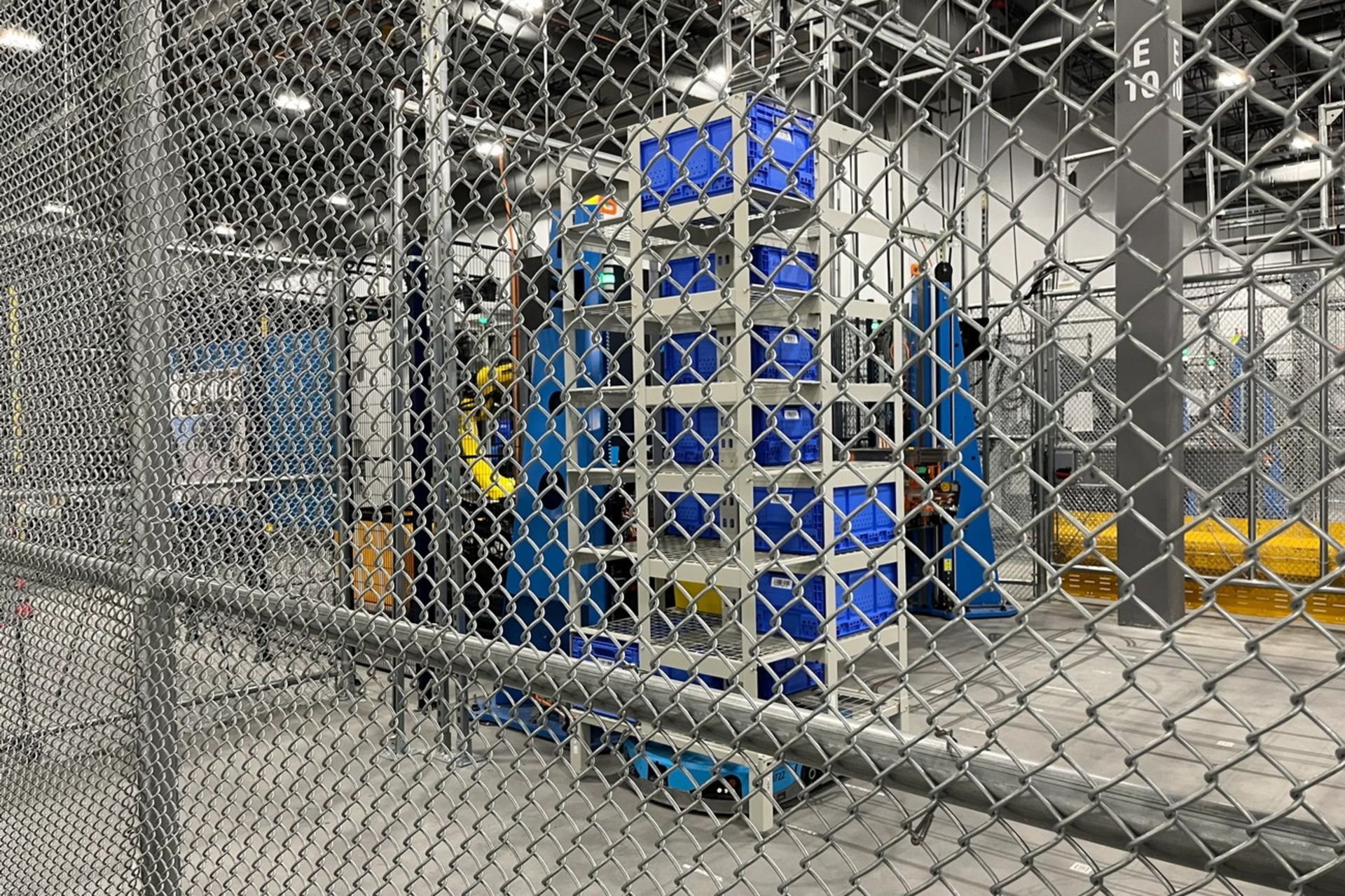 جمع کردن اقلام سفارشی آمازون در جعبه‌ها توسط ربات Sparrow 