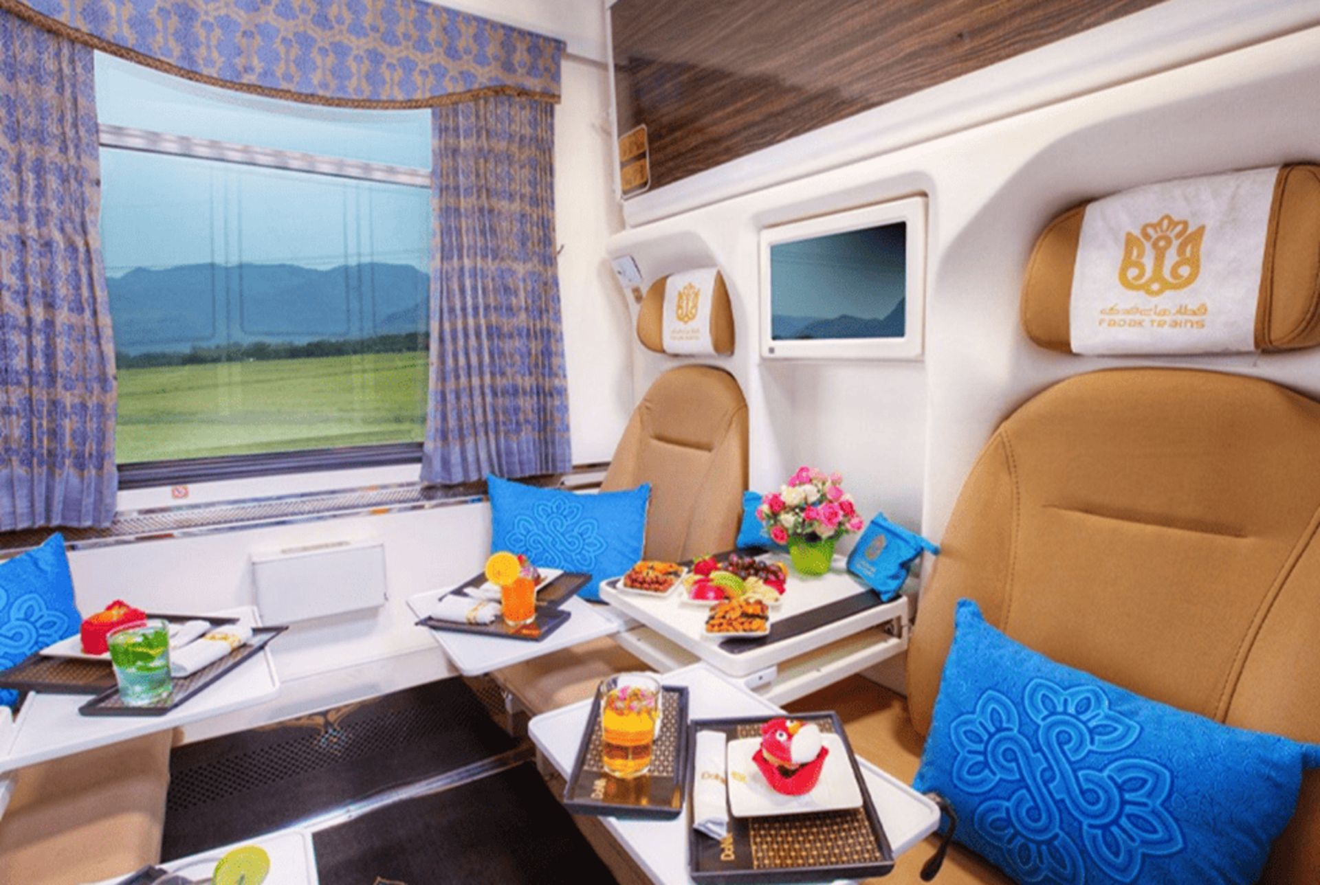 امکانات قطارهای لوکس در مسیر تهران مشهد - فلای تودی