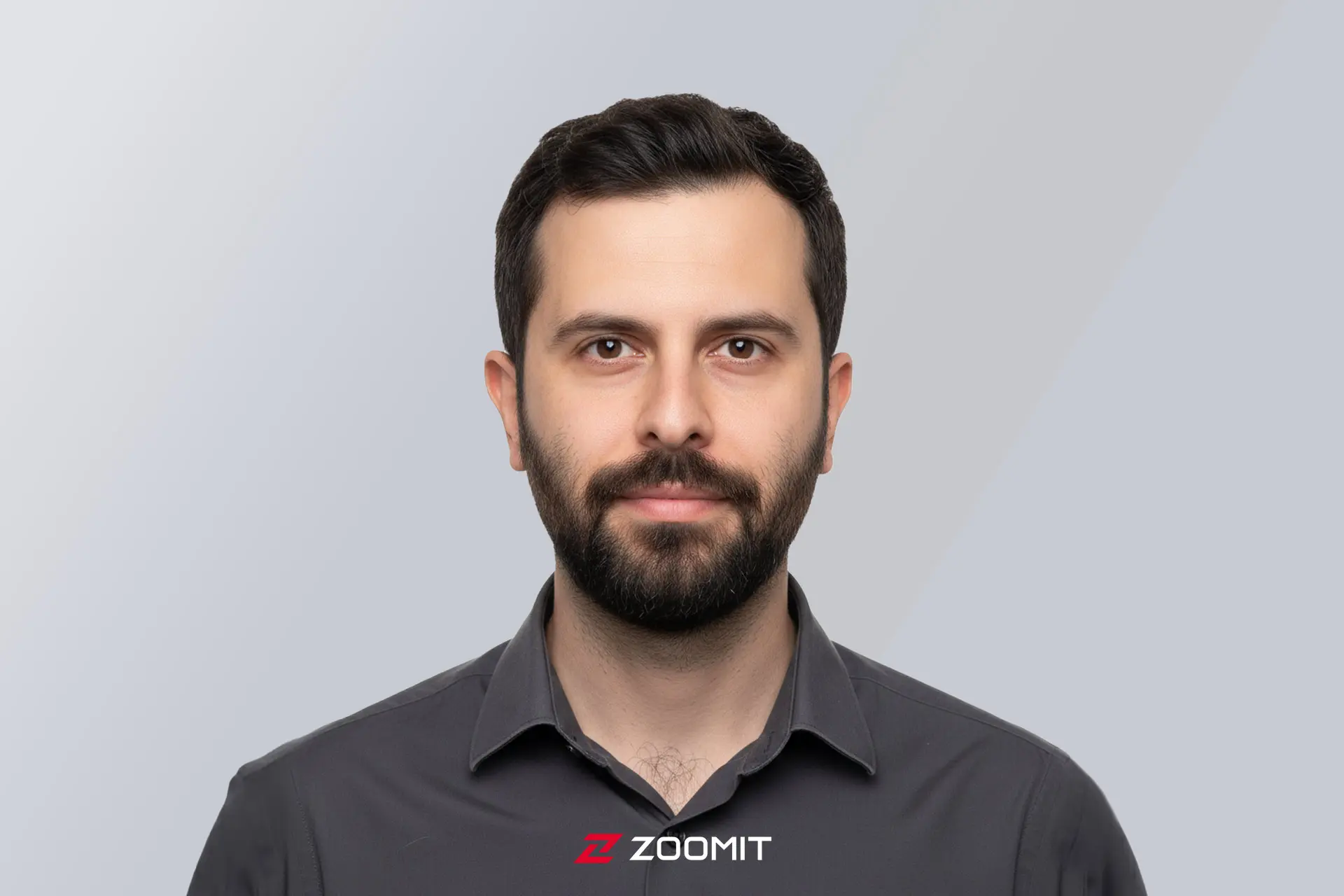 یک مرد با ریش از نمای رو به رو