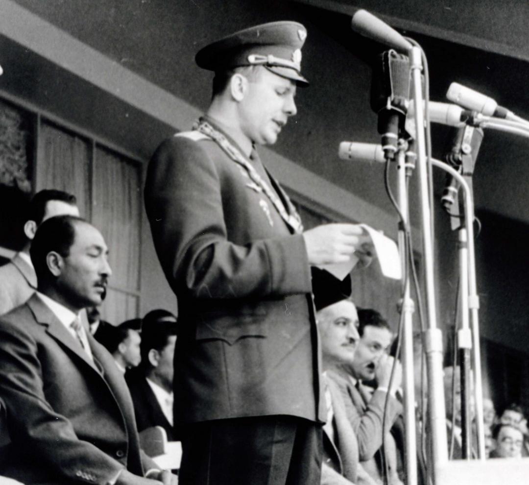 گاگارین به همراه جمال عبدالناصر، رئیس جمهور مصر، و انور سادات، رئیس مجلس، در حال سخنرانی در ورزشگاه قاهره، ۱۹۶۱