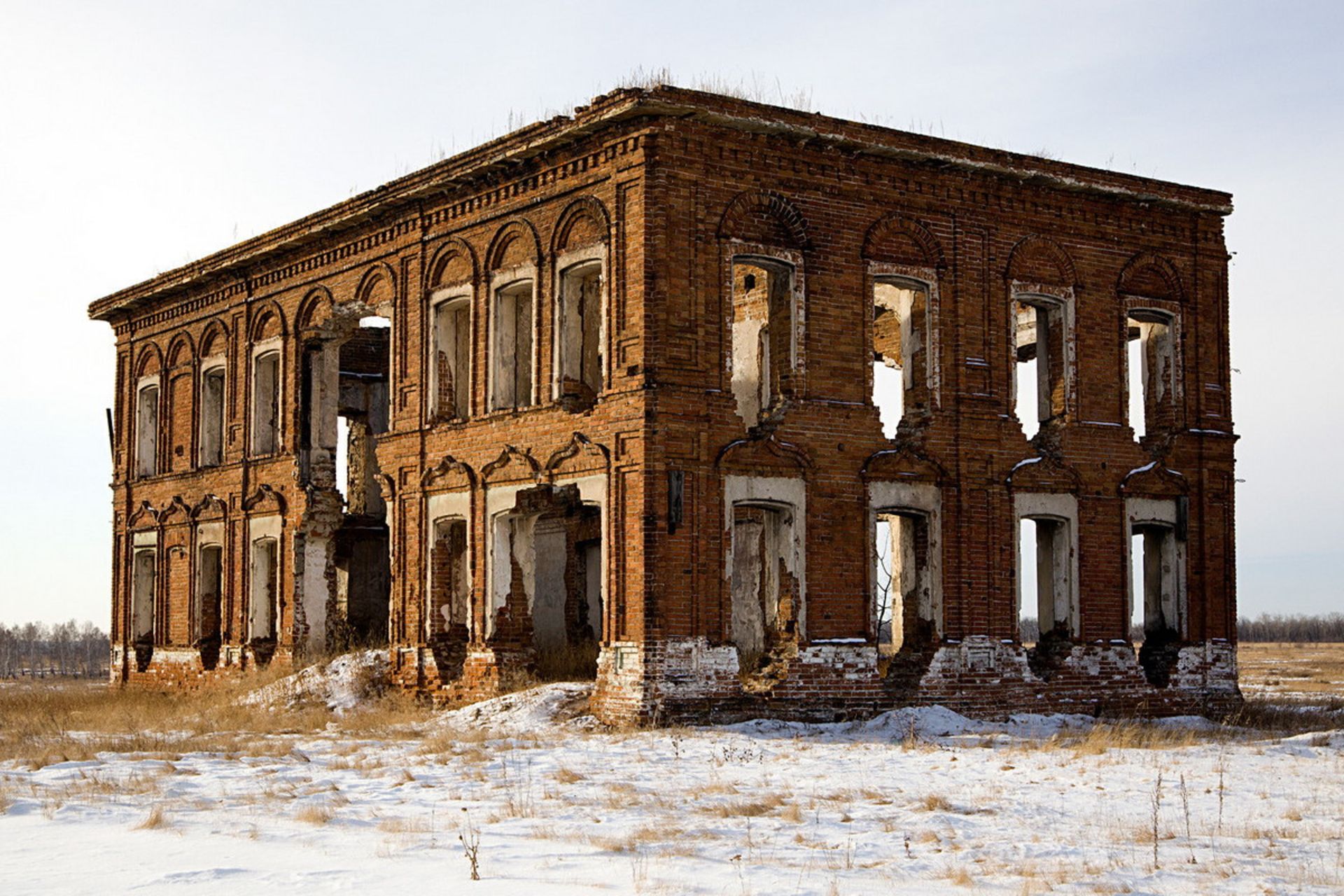 یکی از ساختمان‌های مخروبه انفجار کیشتیم