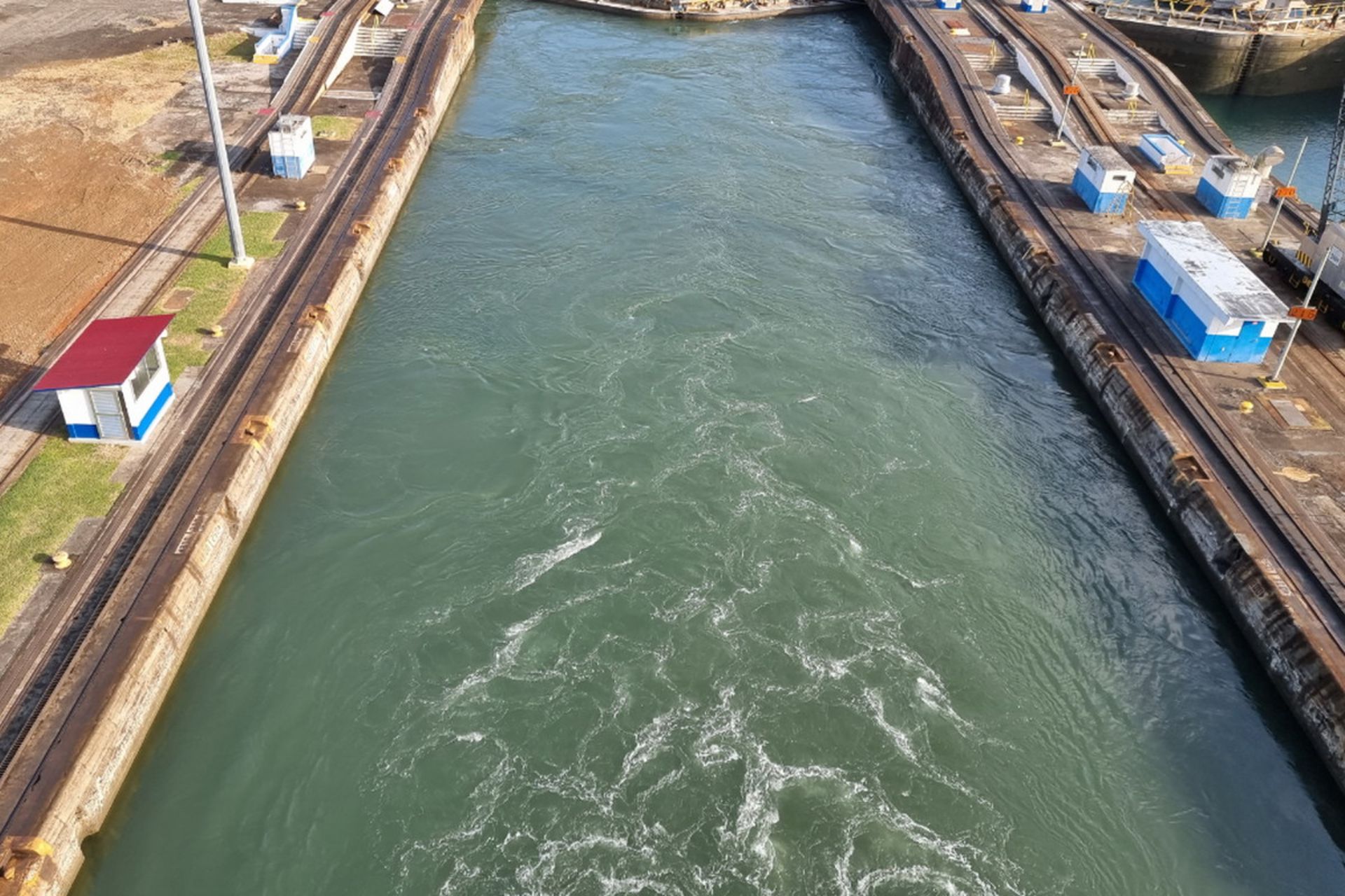 مراحل عملکرد قفل دریای پاناما: پر شدن محفظه آب