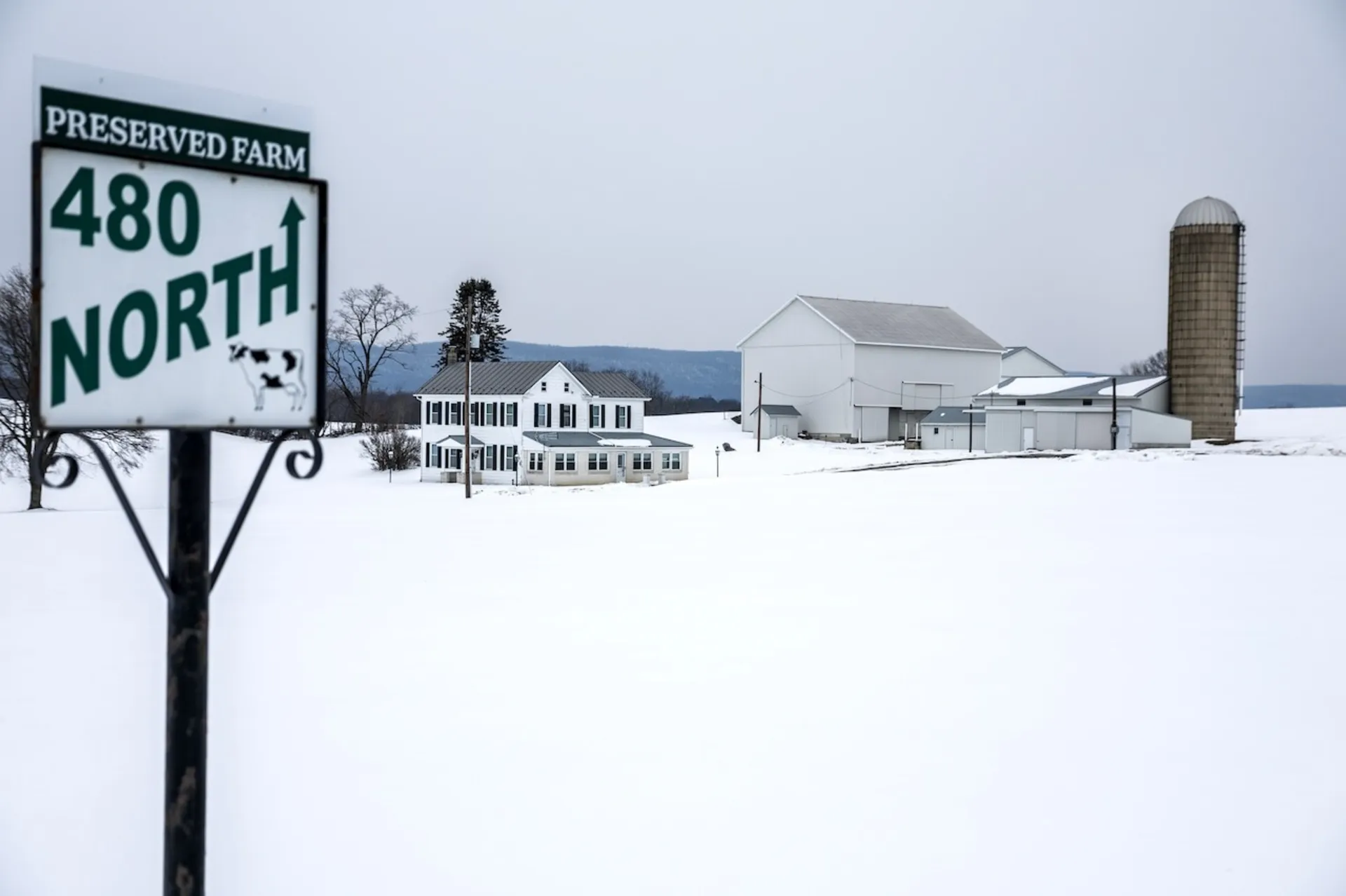 نمای یک مزرعه پوشیده از برف