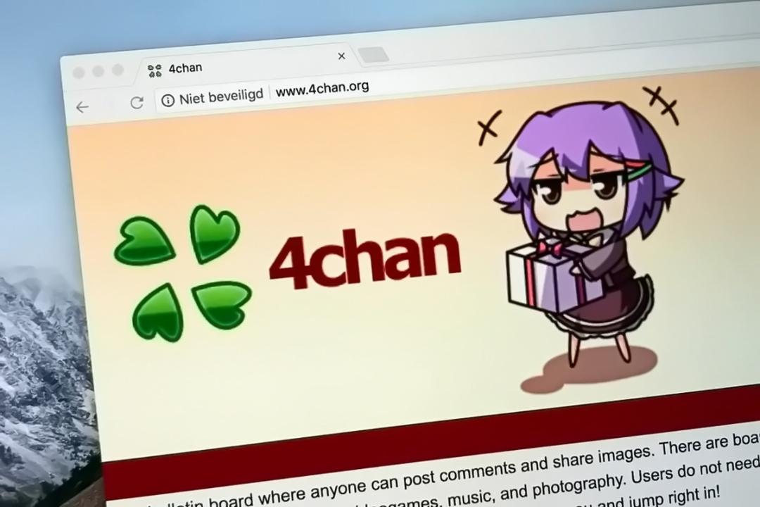 صفحه اصلی وبسایت 4chan با لوگوی چهار قلب