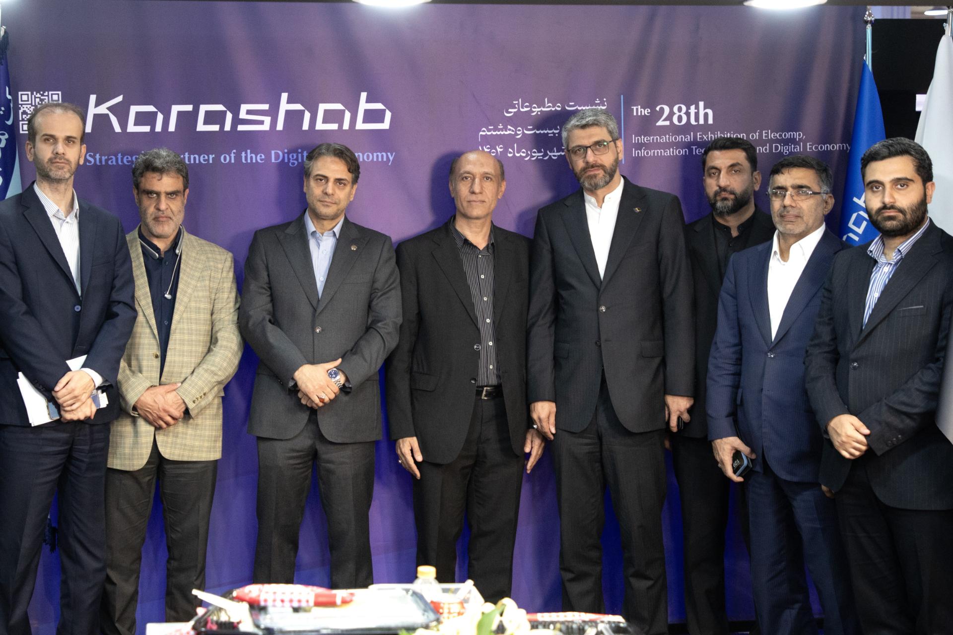معاون وزیر ارتباطات در غرفه کاراشاب 
