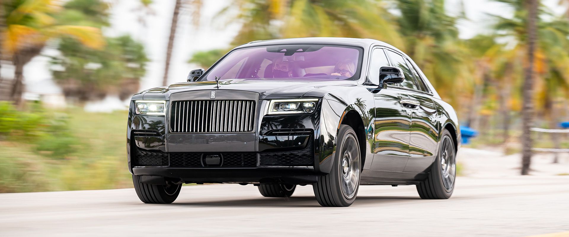 نمای کناری خودروی Rolls-Royce Ghost مشکی در خیابان