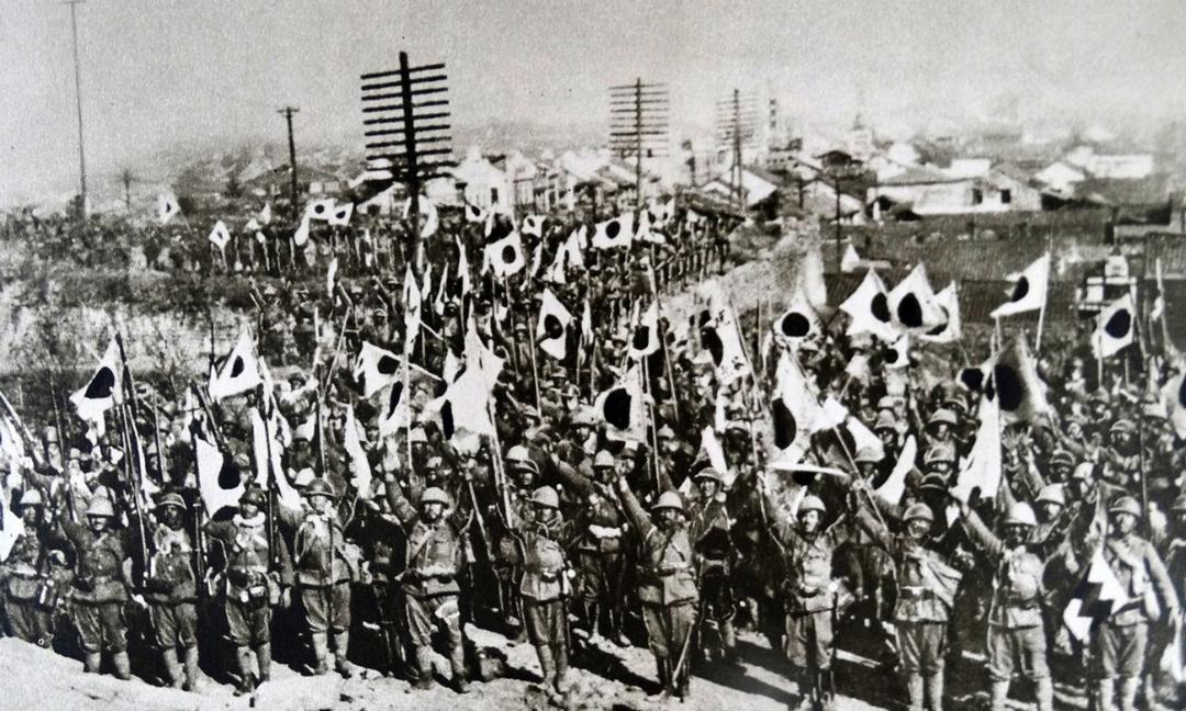 سربازان ژاپنی در نانجینگ پس از فتح شهر سال ۱۹۳۷
