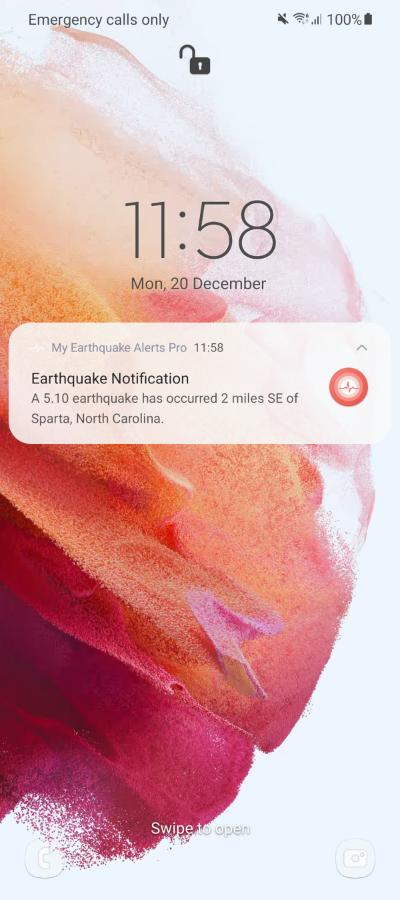 The lock screen of the phone and the earthquake notification displayed on it