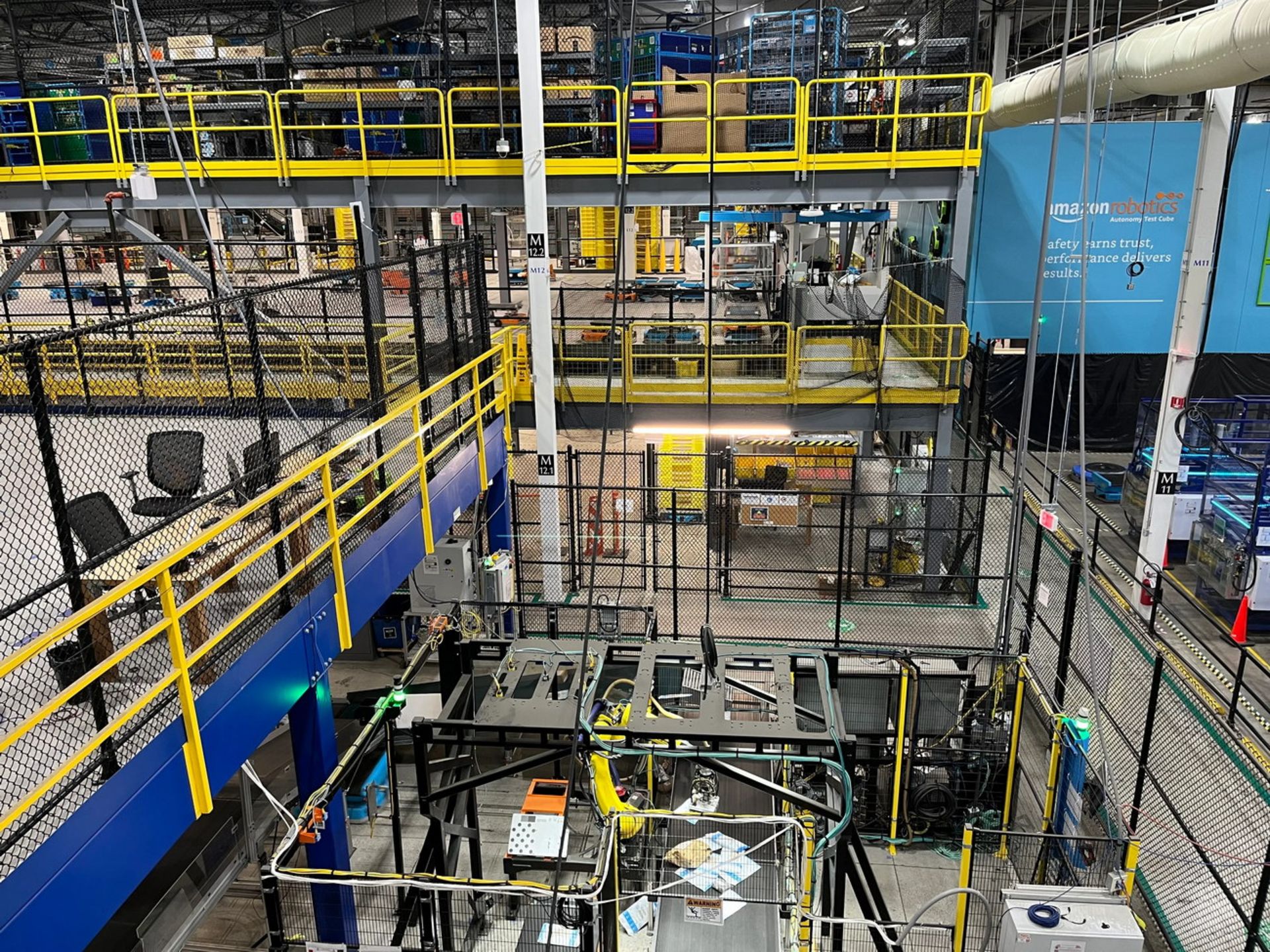 بخش تست ربات‌ها در کارخانه آمازون