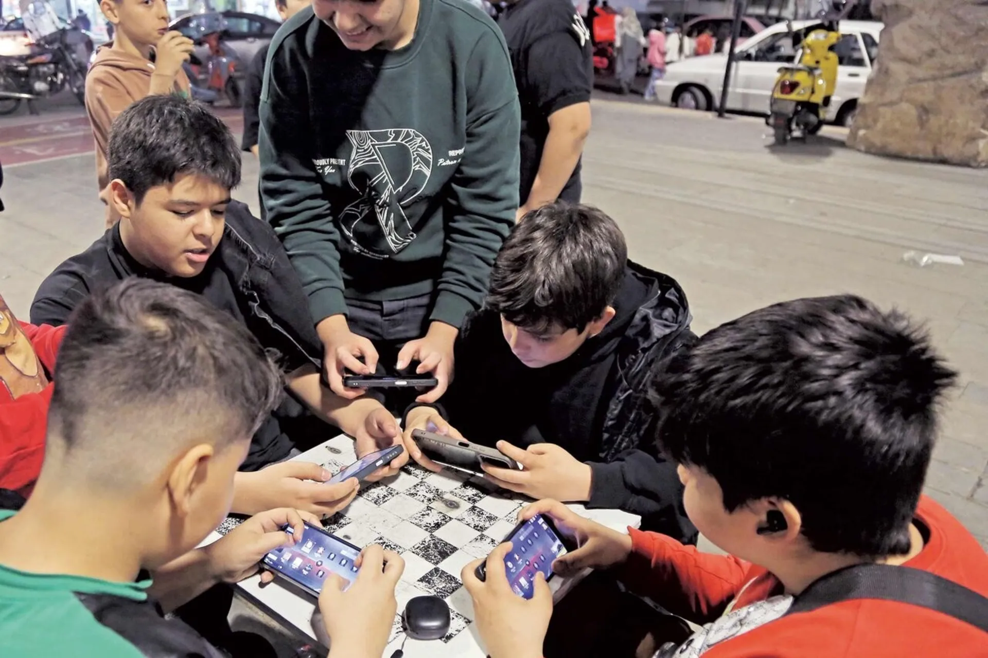 دانش آموزان در حال بازی با گوشی