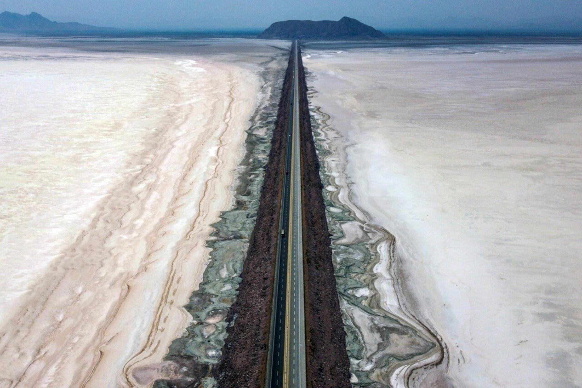 تخلیه استان‌های مجاور ارومیه آغاز شد؛ طوفان نمک نتیجه خشک شدن دریاچه