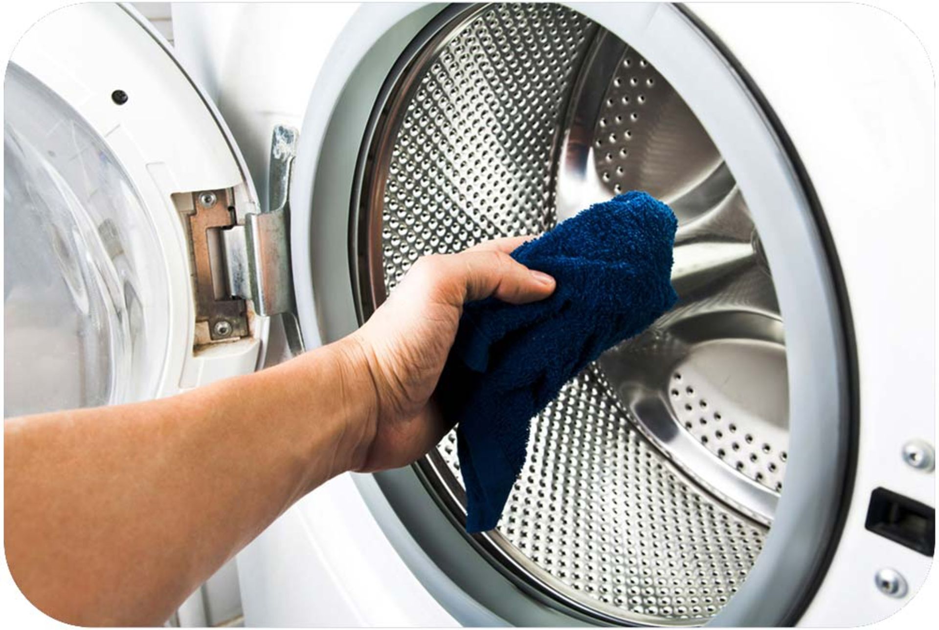 تمیز کردن دیگ ماشین لباسشویی با دستمال مخصوص