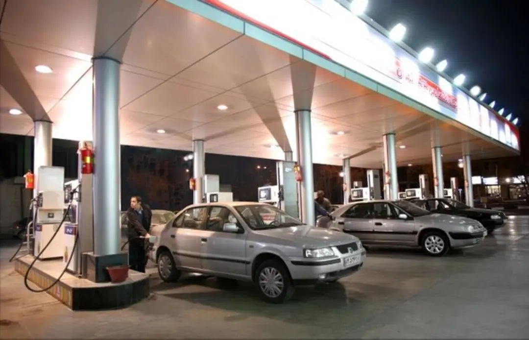 خودرویی داخل جایگاه سوخت در حال سوخت‌گیری