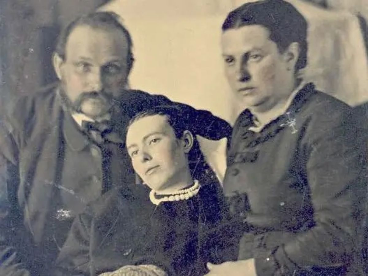 عکس خانوادگی با دختر مرده